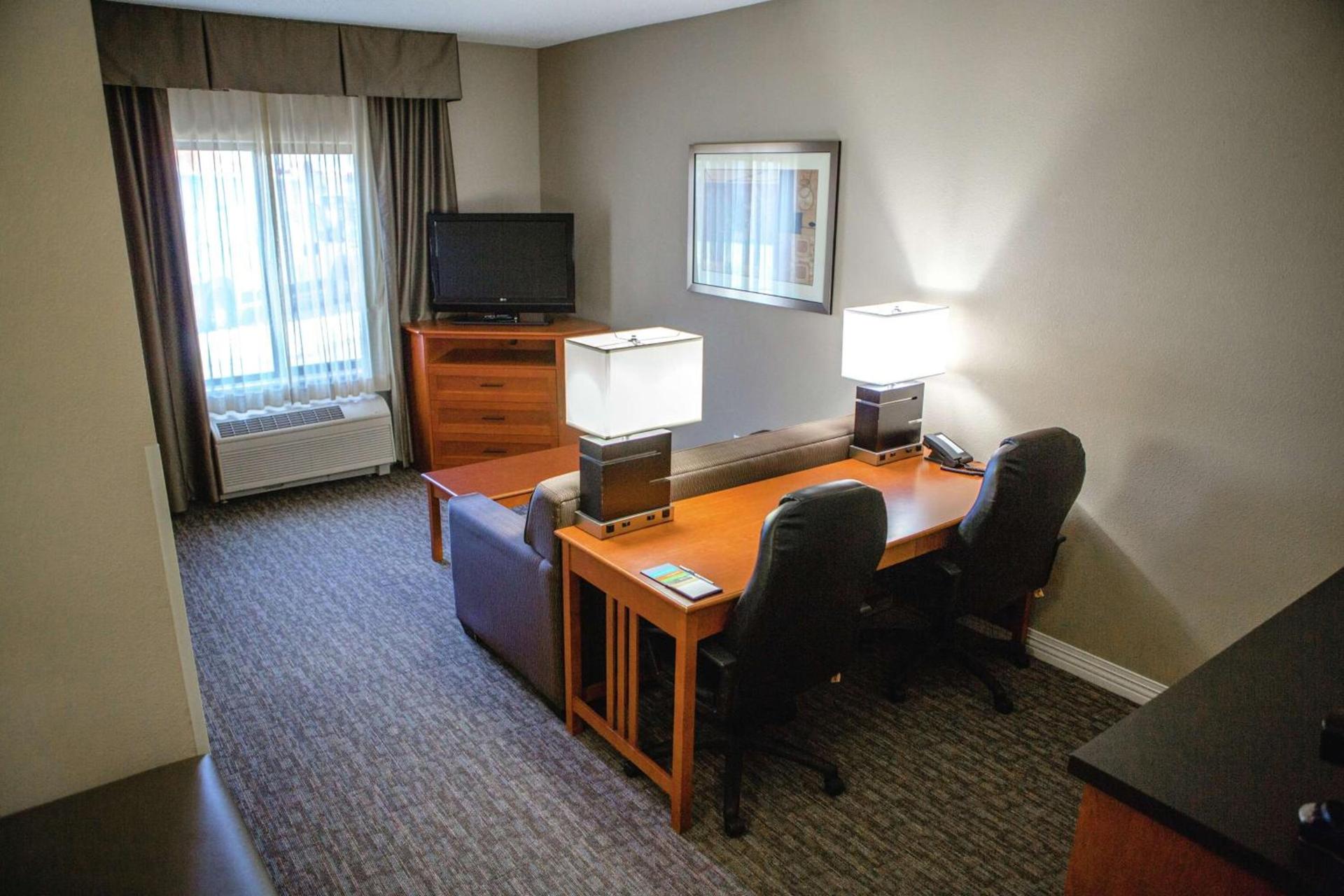 Hampton Inn Mitchell photo 17