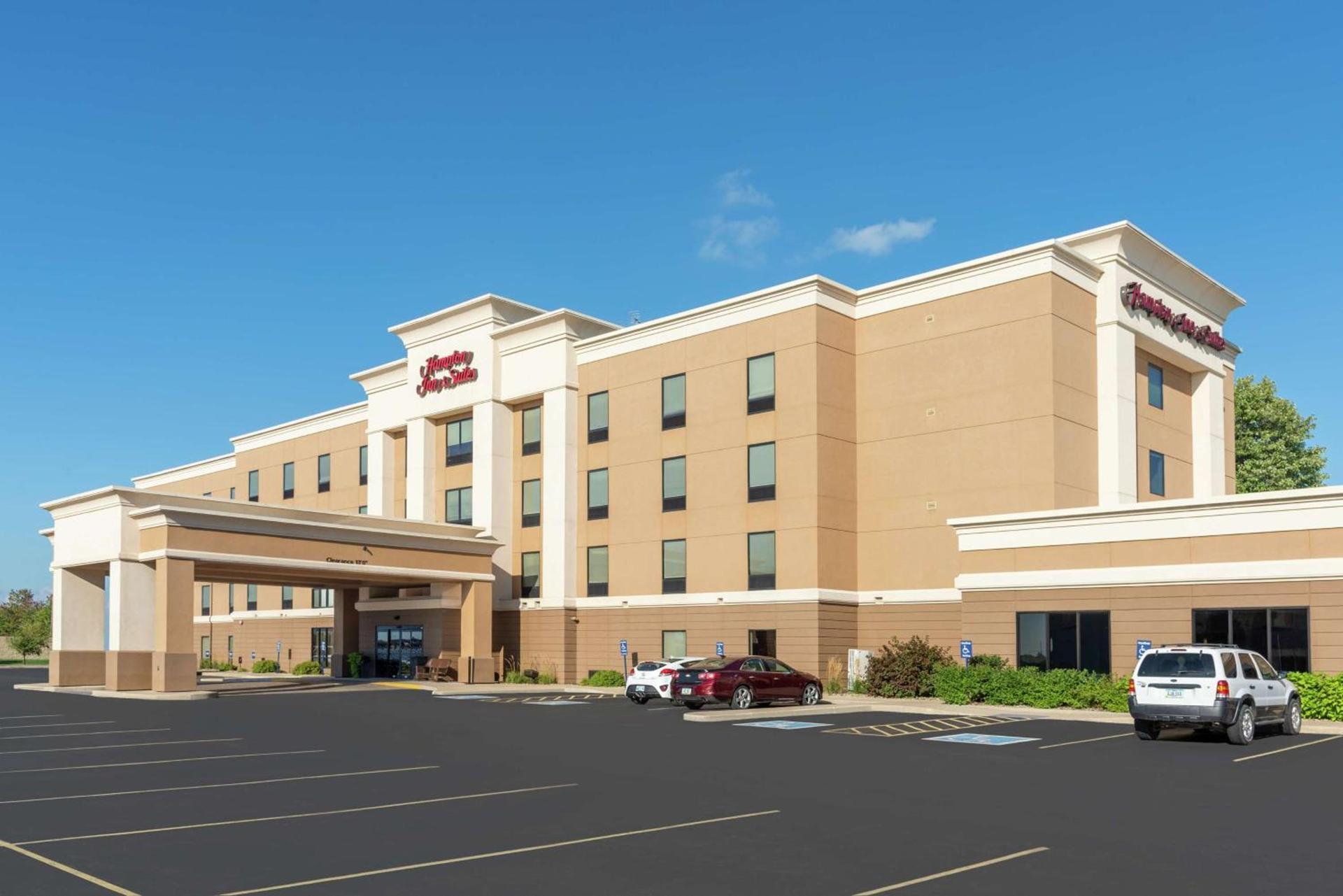 Hampton Inn & Suites Marshalltown photo 2