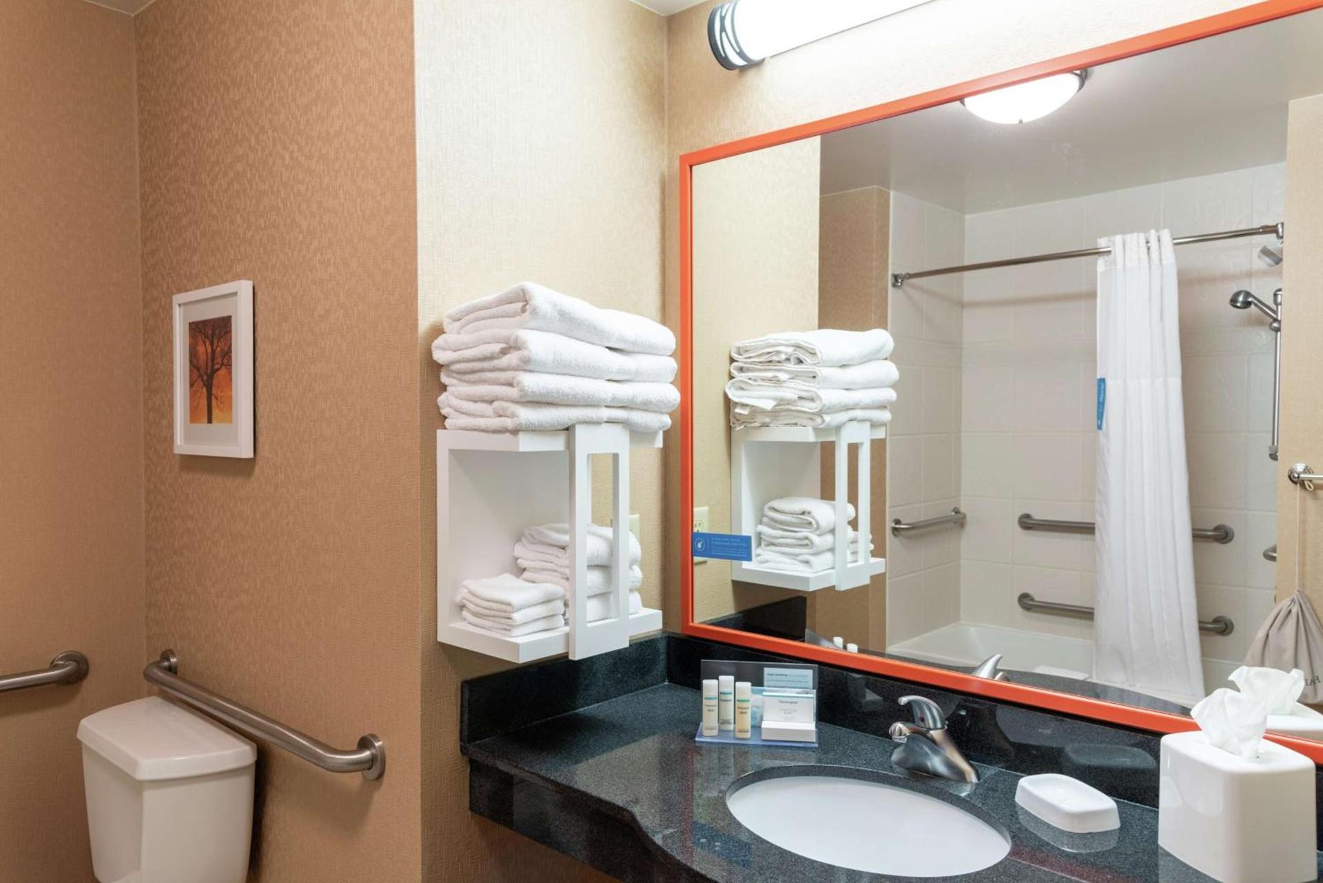 Hampton Inn & Suites Marshalltown photo 13