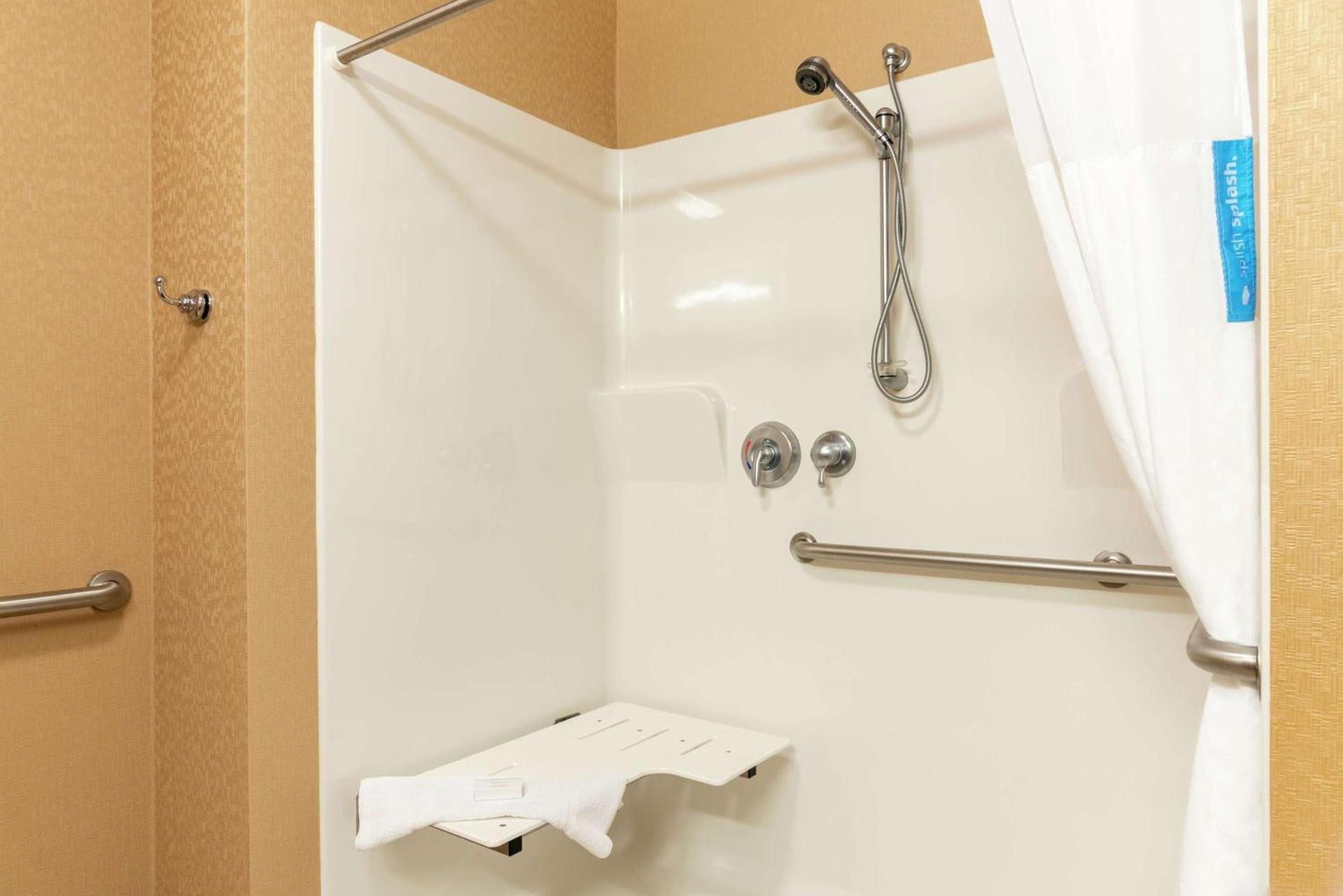 Hampton Inn & Suites Marshalltown photo 31