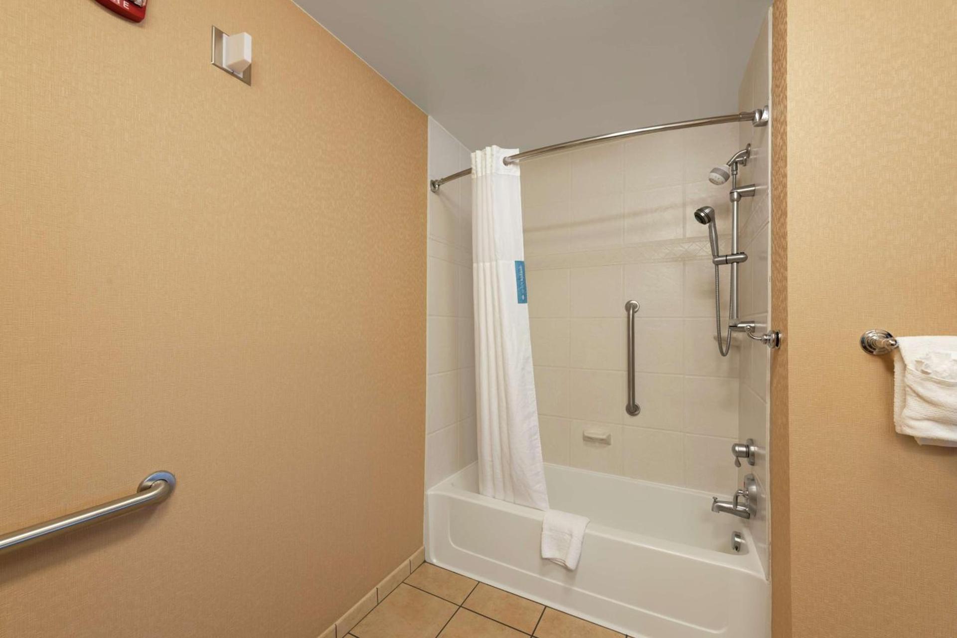 Hampton Inn & Suites Marshalltown photo 39