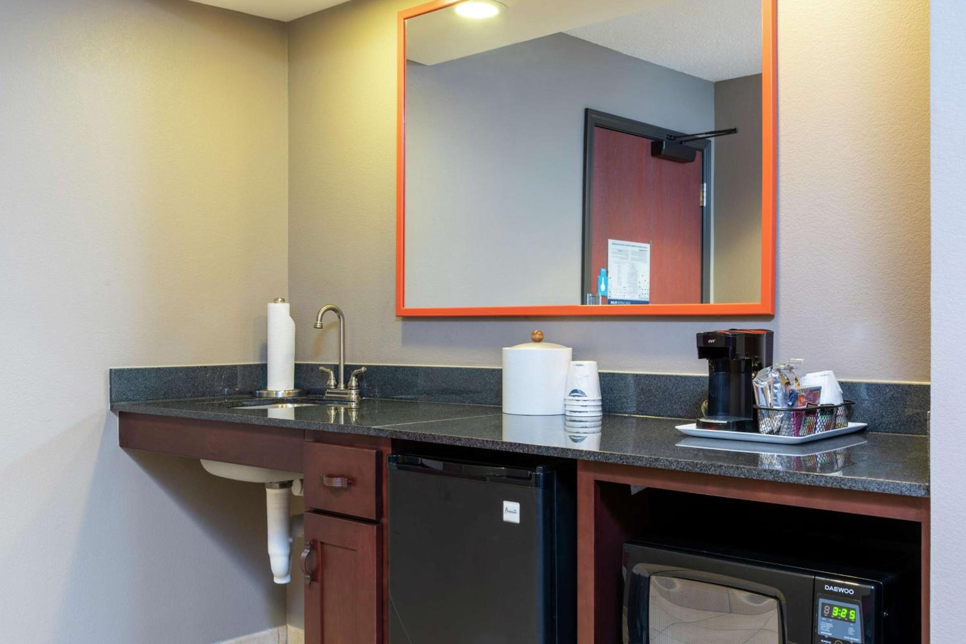 Hampton Inn & Suites Marshalltown photo 44
