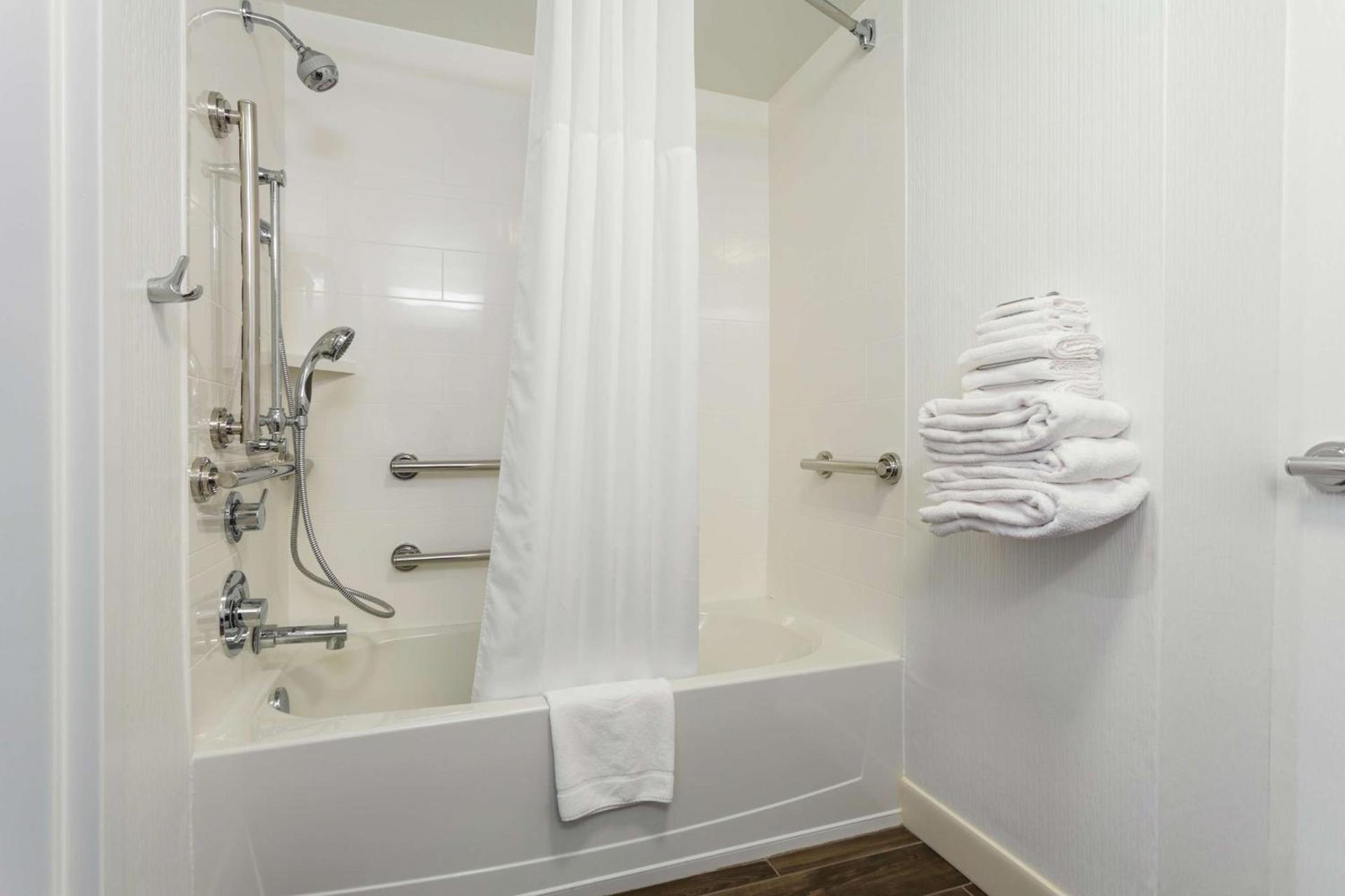 Hampton Inn Manassas photo 17