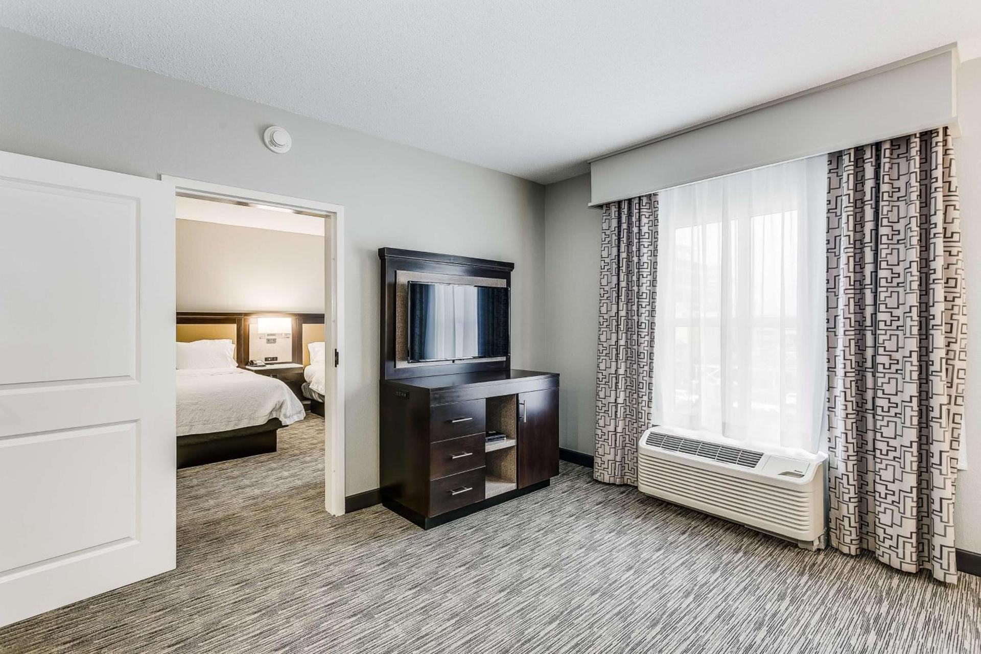 Hampton Inn & Suites Mobile - Downtown Historic District photo 45