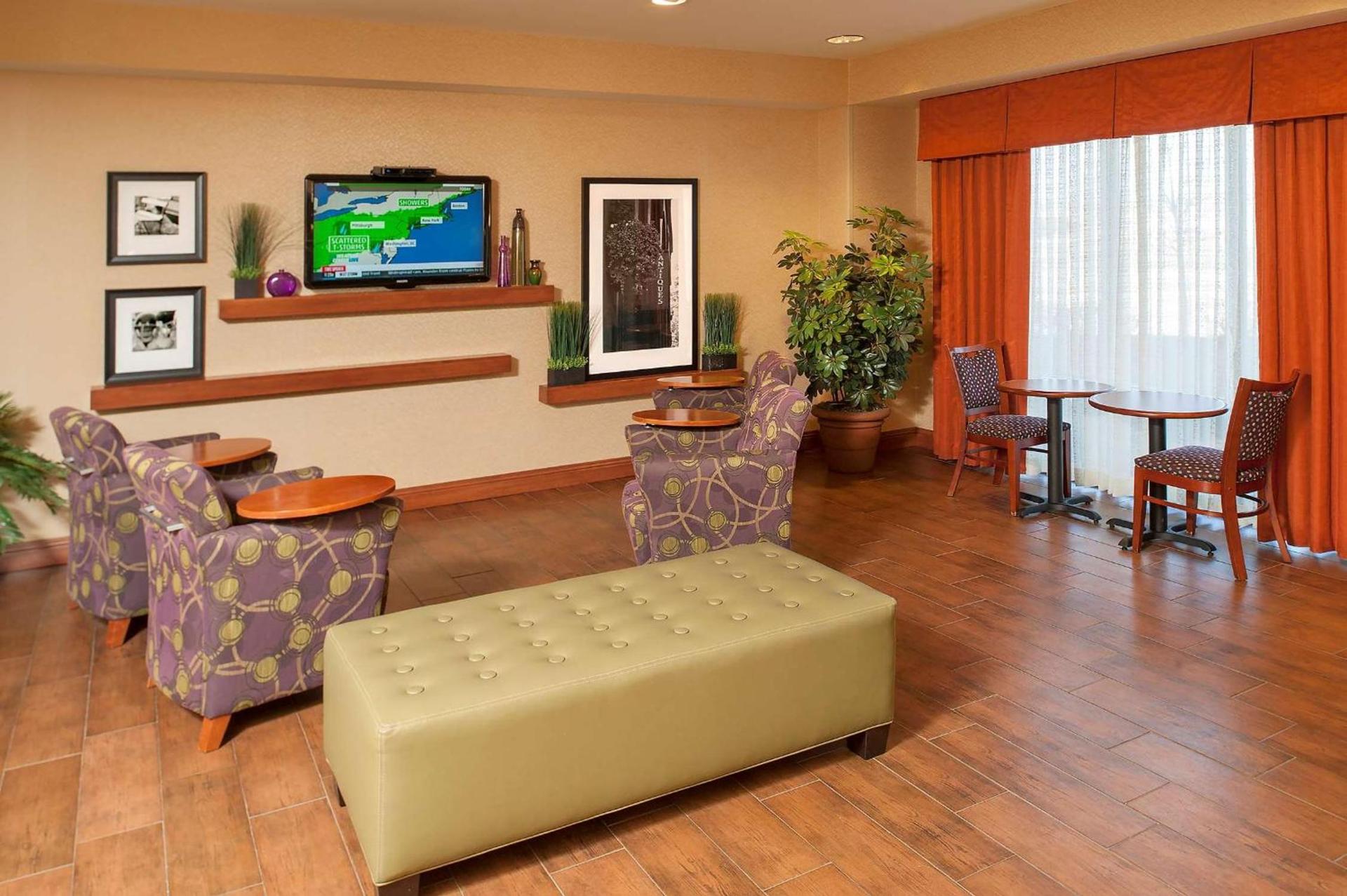 Hampton Inn Macomb photo 11