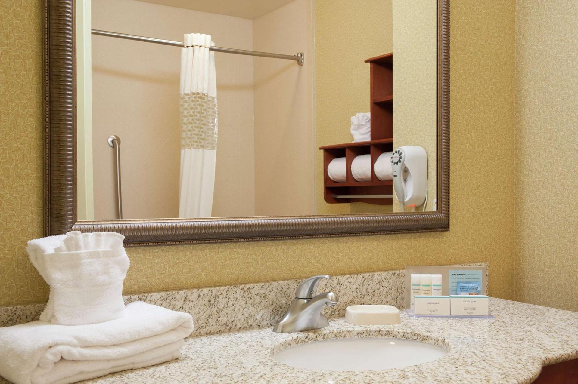 Hampton Inn Macomb photo 21