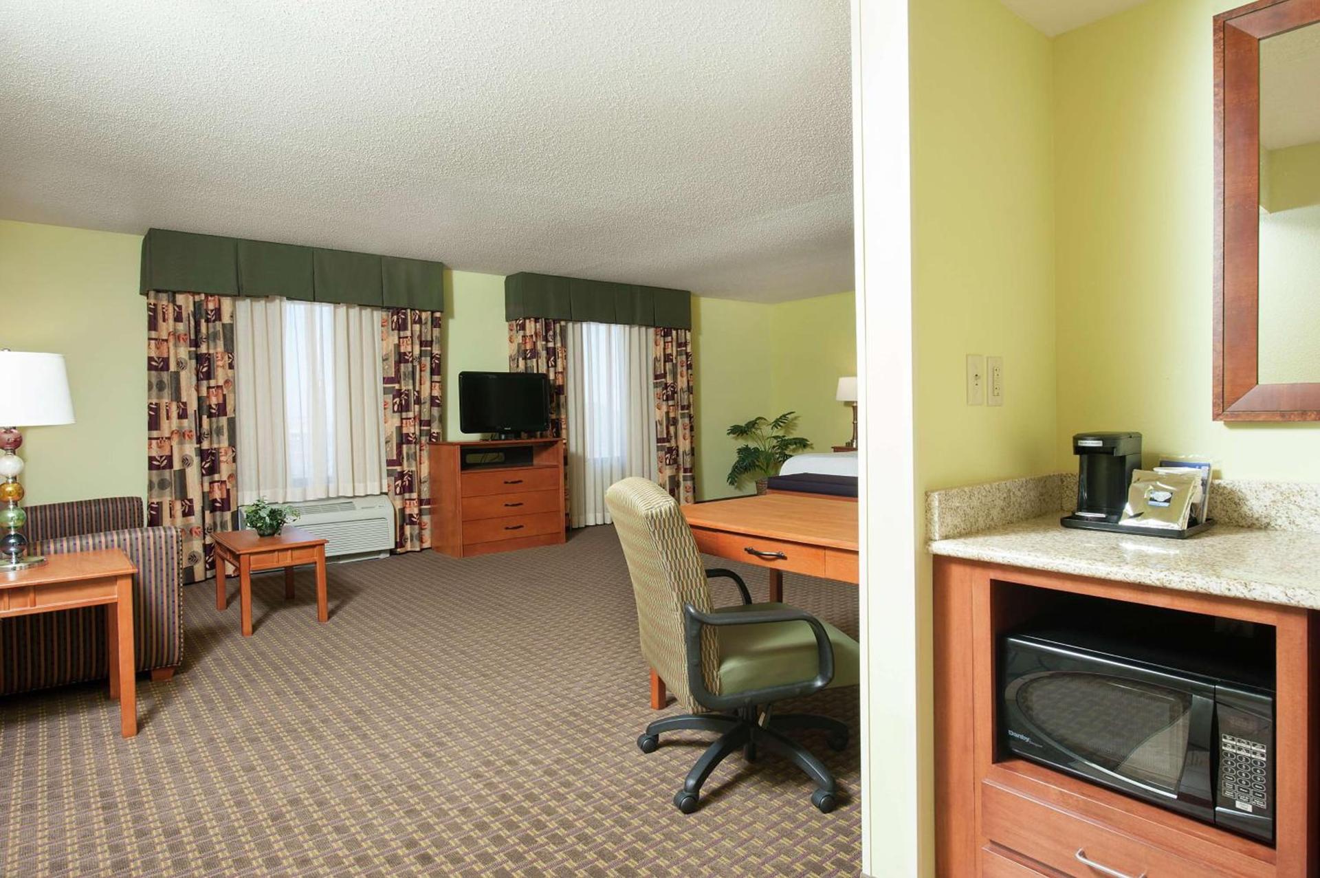 Hampton Inn Macomb photo 23