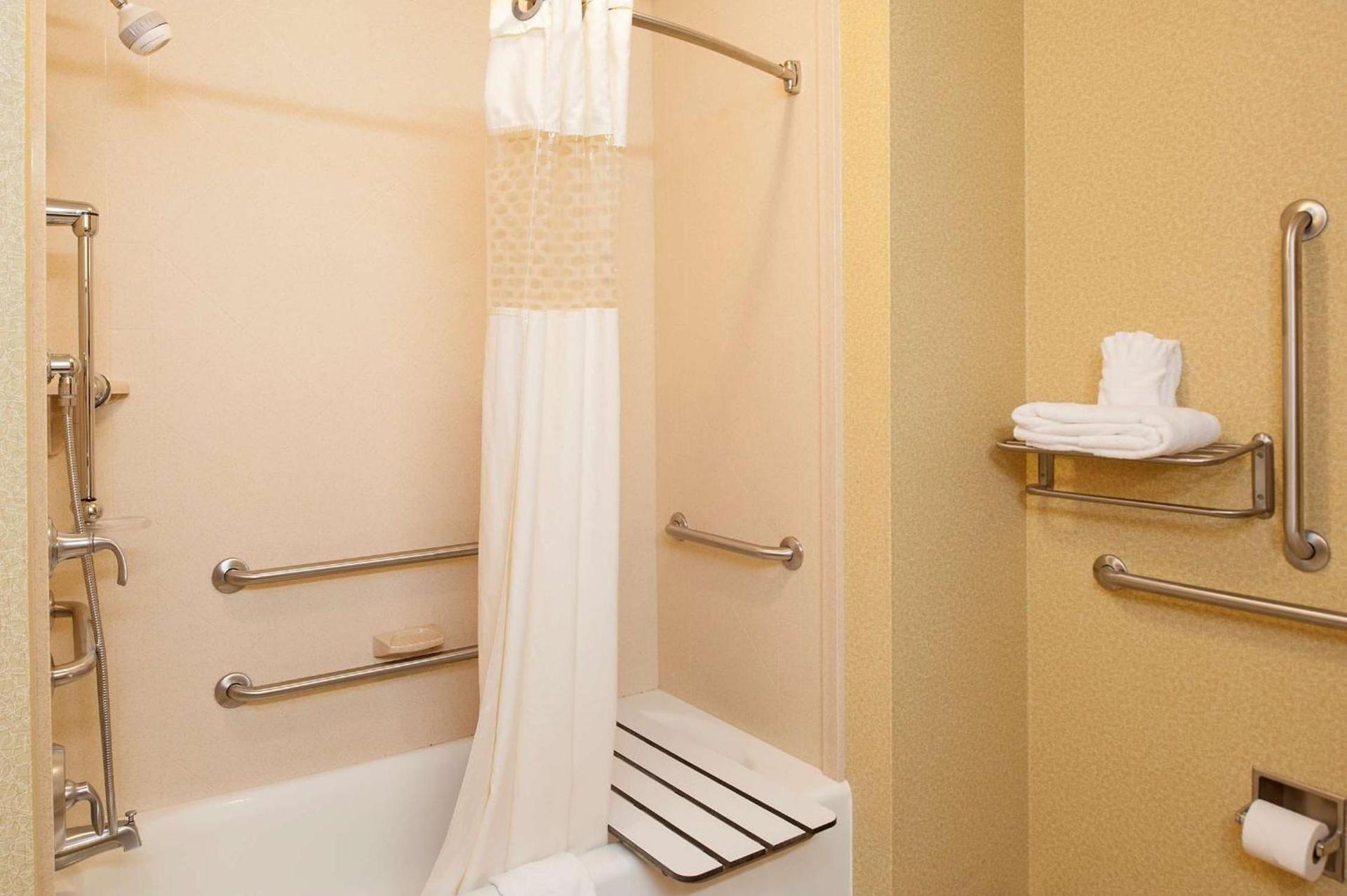 Hampton Inn Macomb photo 30