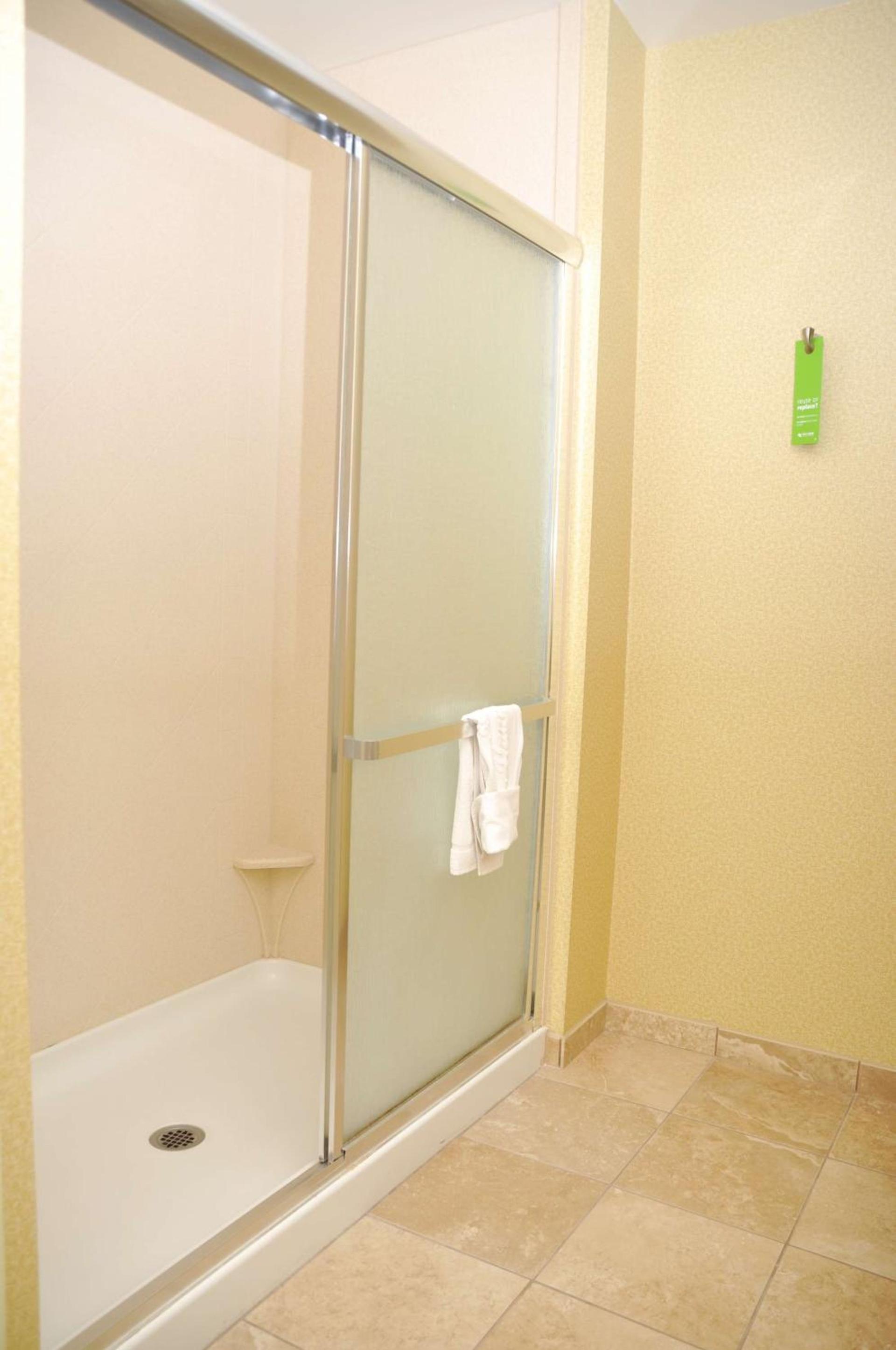 Hampton Inn Macomb photo 29