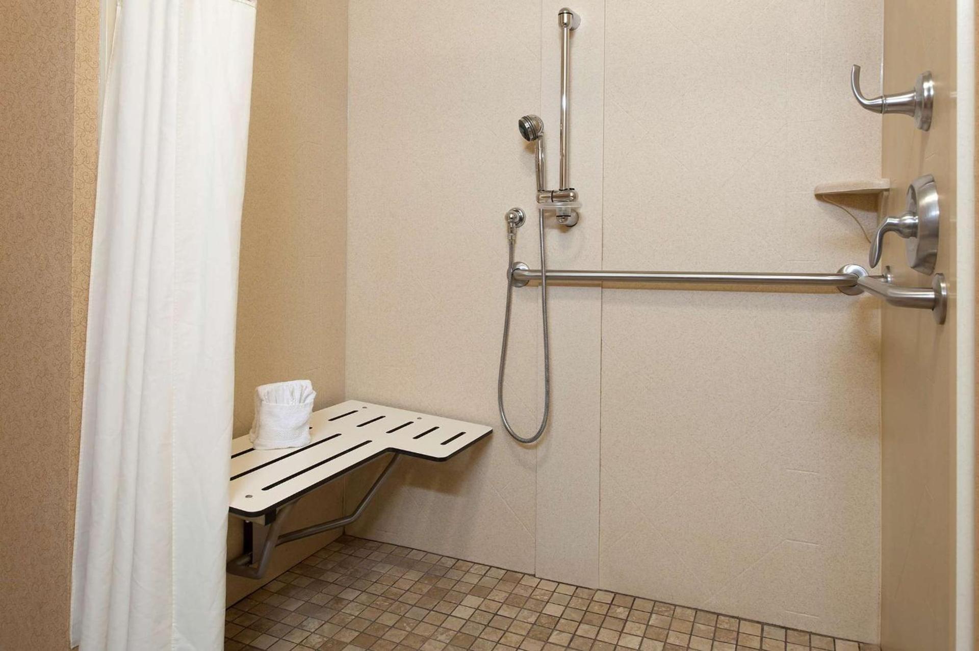 Hampton Inn Macomb photo 32