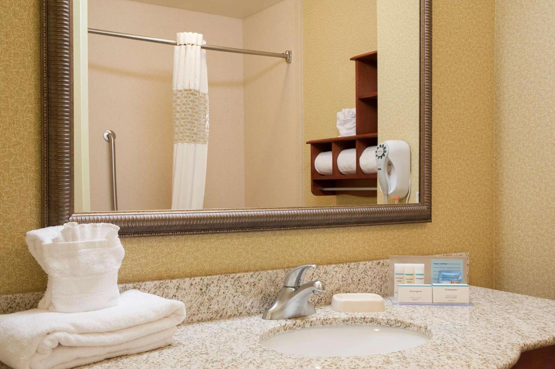 Hampton Inn Macomb photo 34