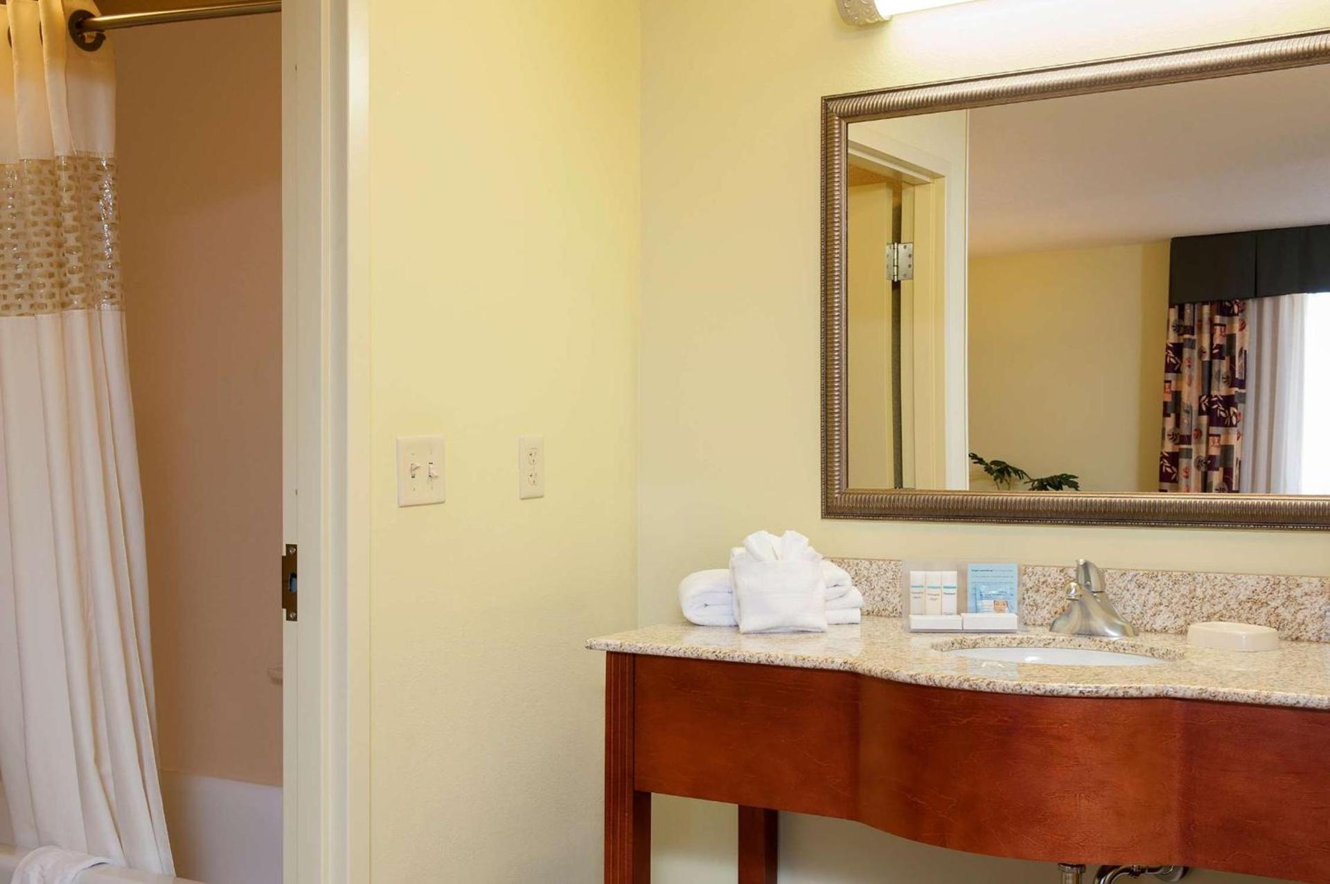 Hampton Inn Macomb photo 36