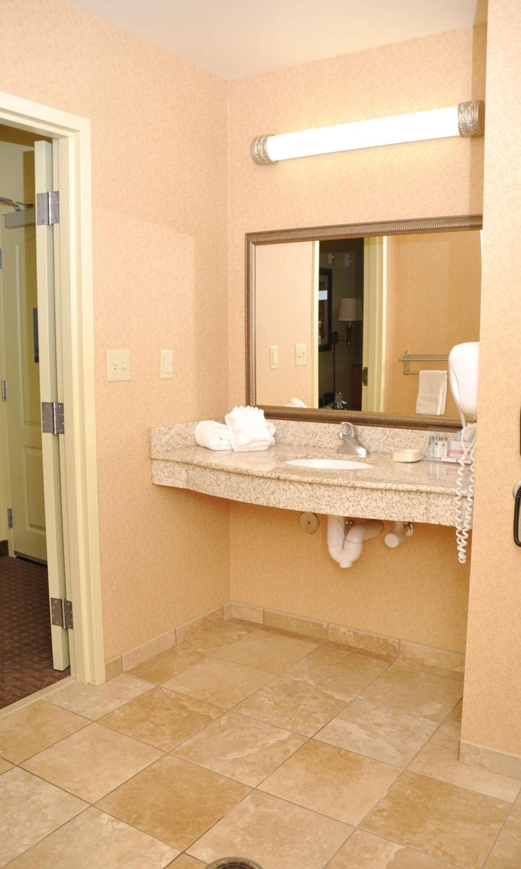 Hampton Inn Macomb photo 39