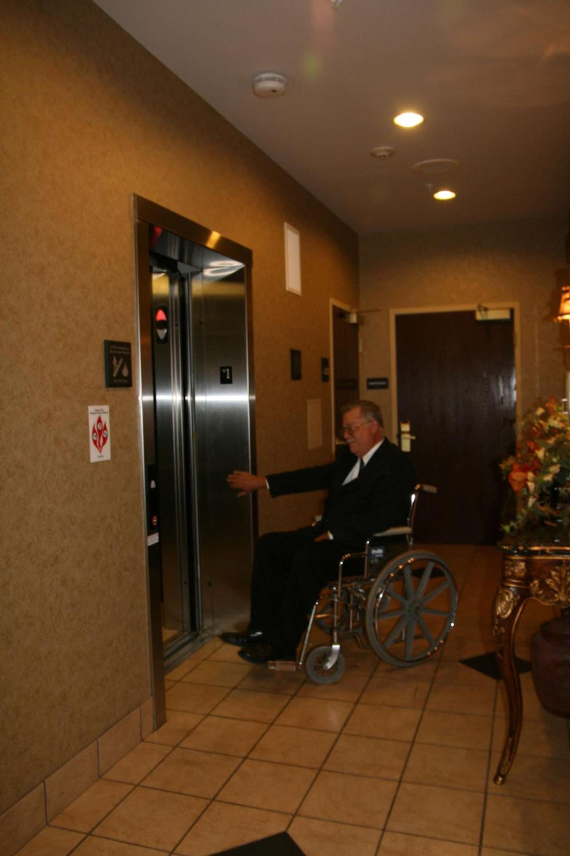 Hampton Inn Marshall photo 4