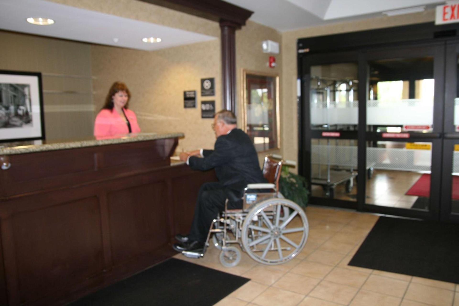 Hampton Inn Marshall photo 5