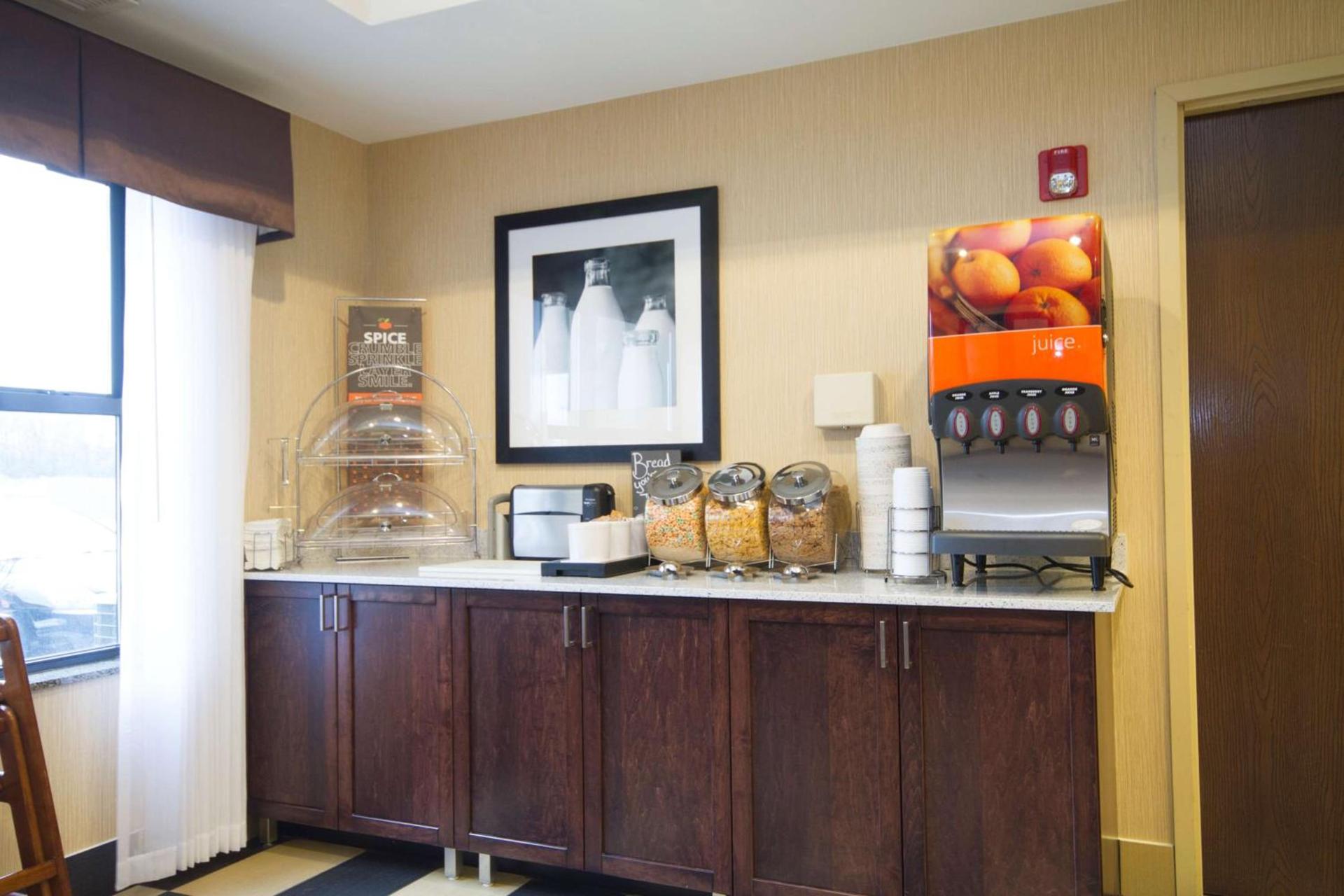 Hampton Inn Marshall photo 9