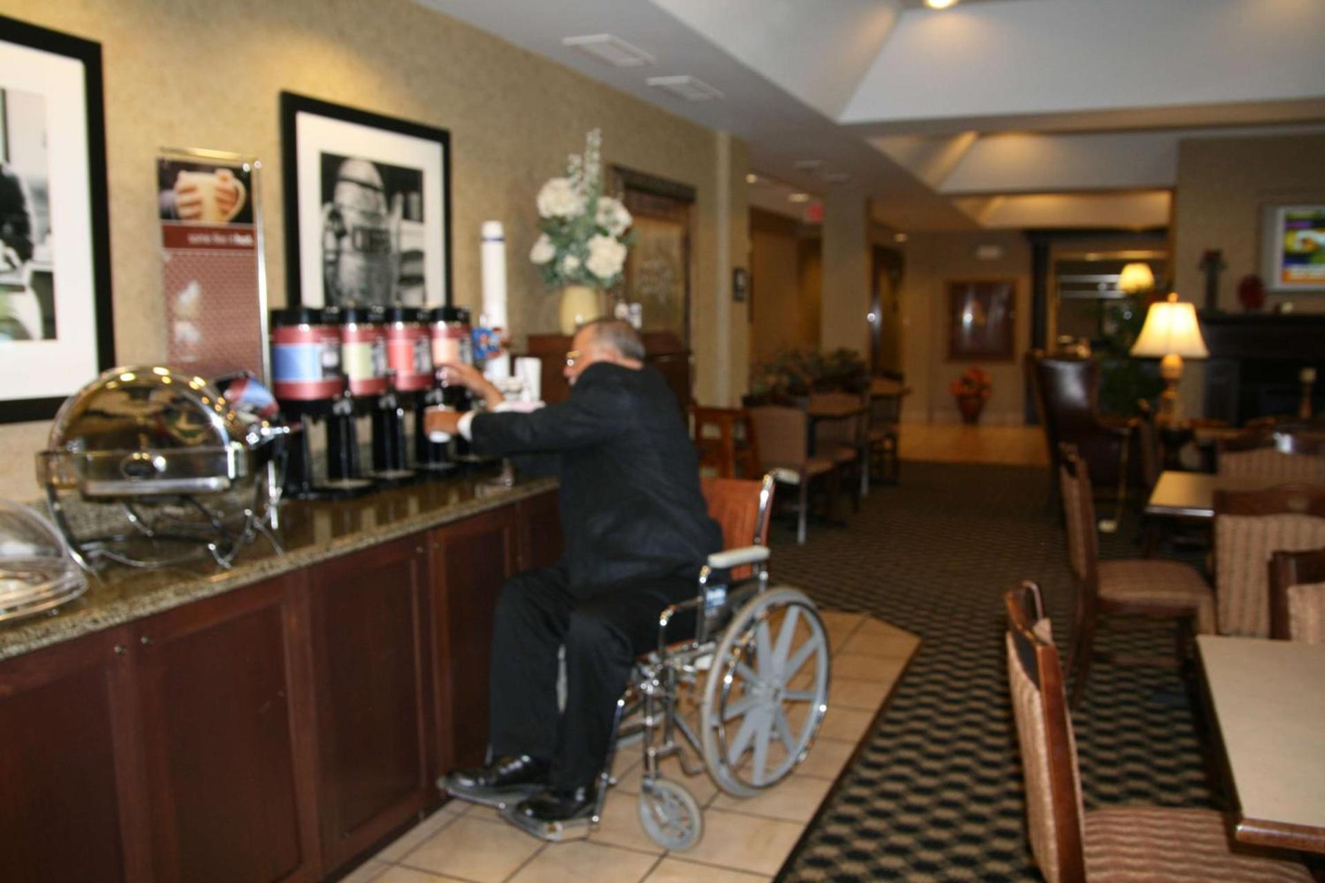Hampton Inn Marshall photo 13