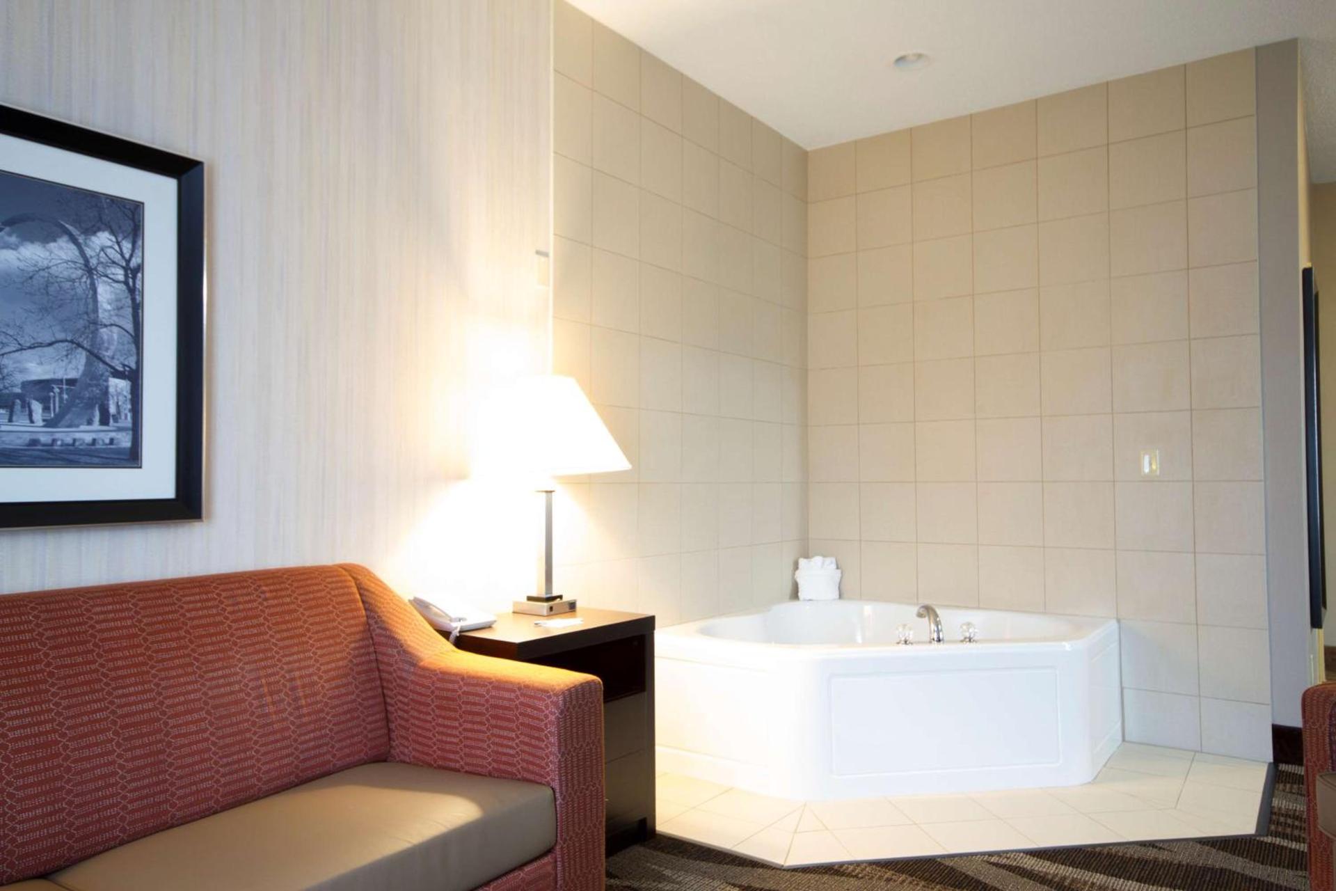 Hampton Inn Marshall photo 25