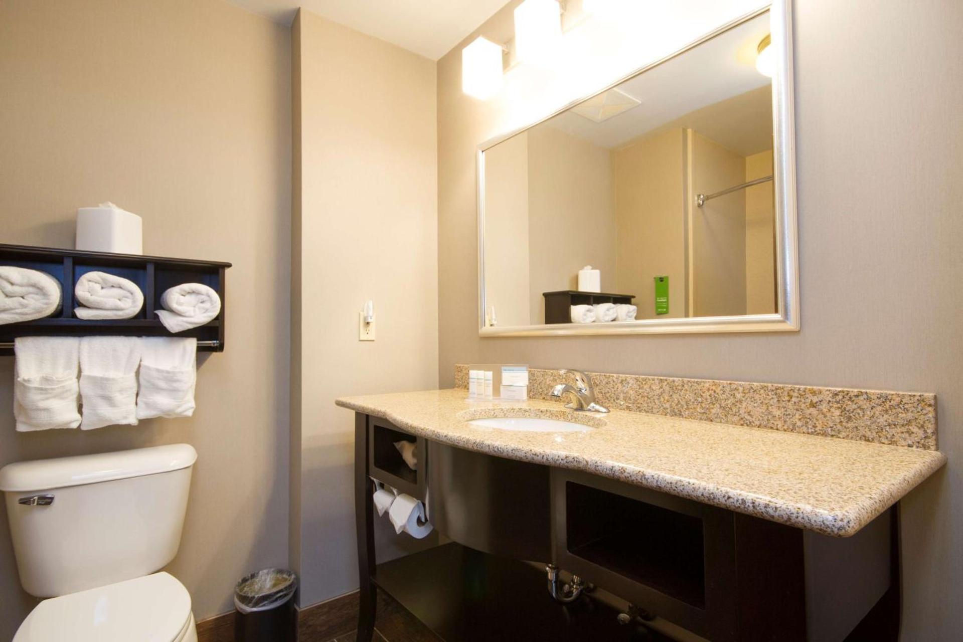 Hampton Inn Marshall photo 27
