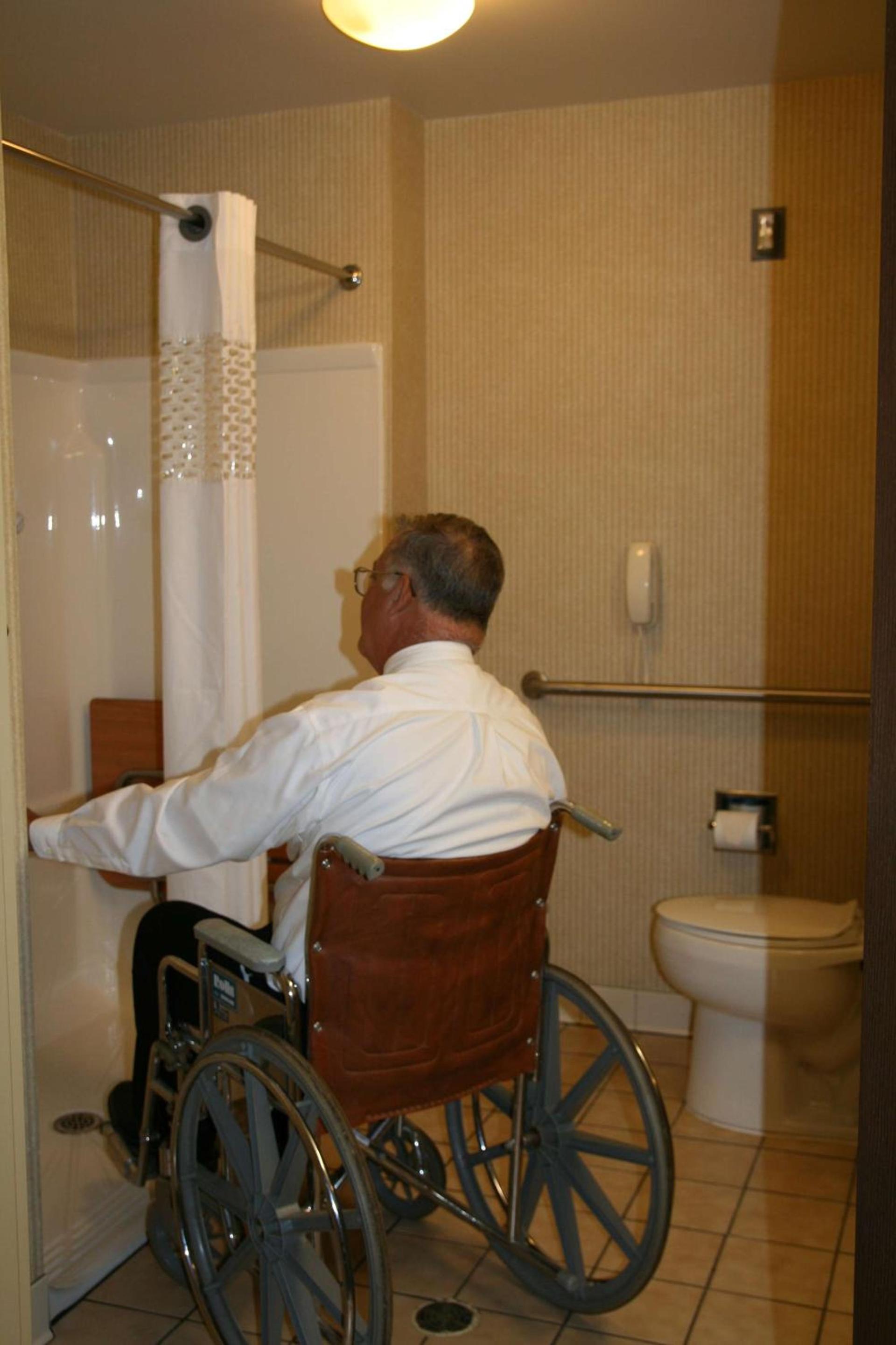Hampton Inn Marshall photo 28