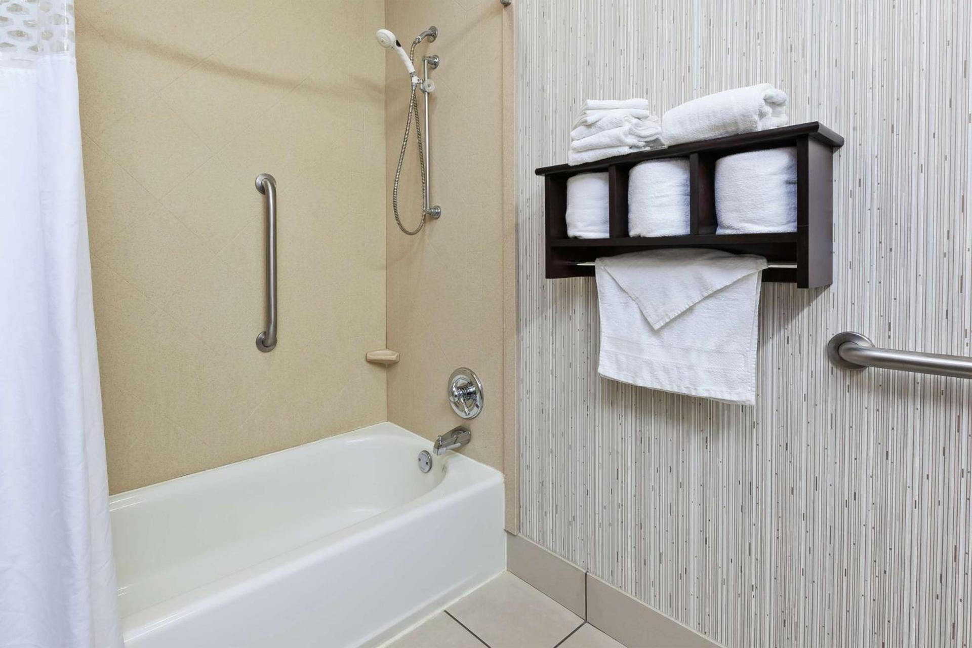 Hampton Inn Monroe photo 17