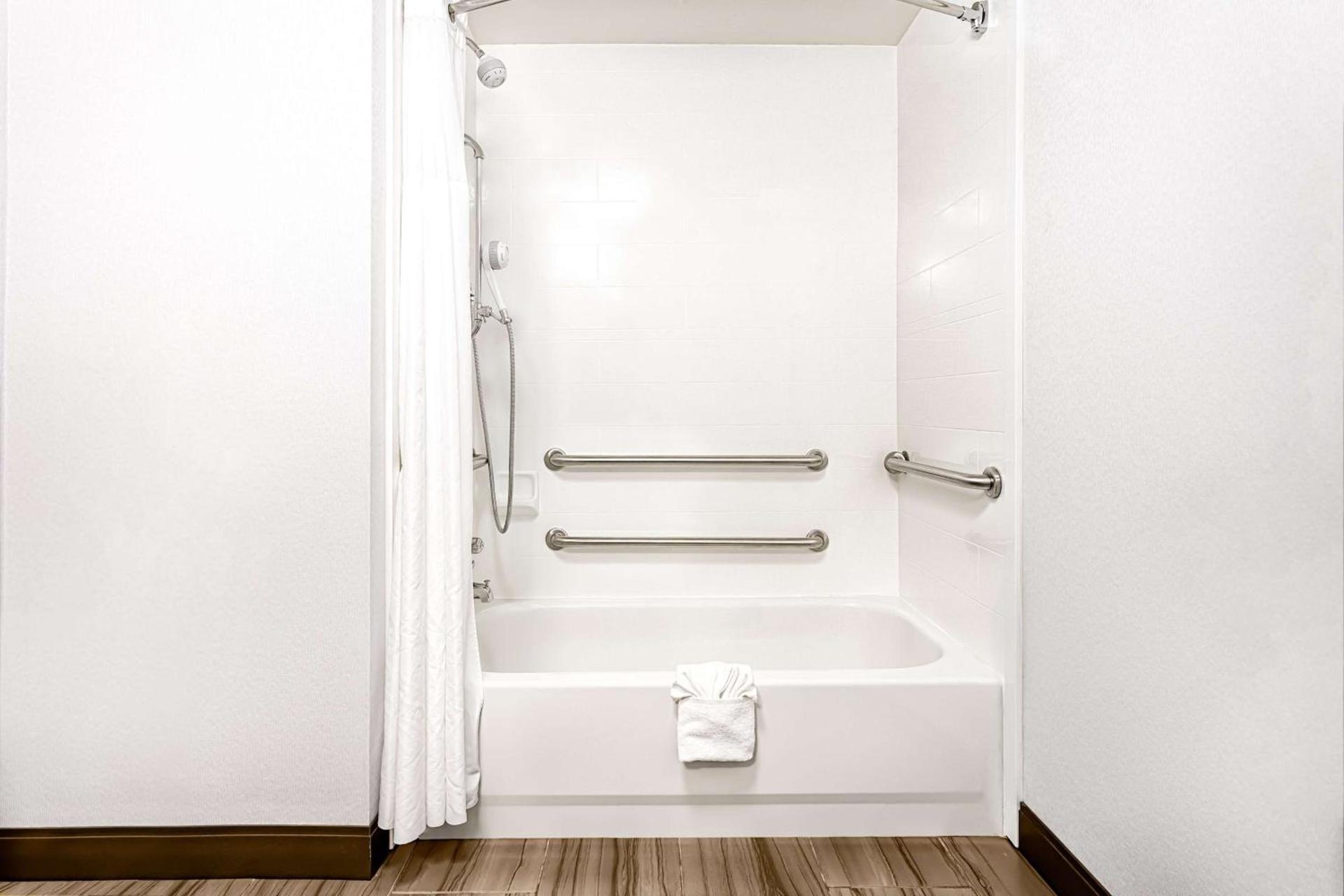 Hampton Inn Morganton photo 11