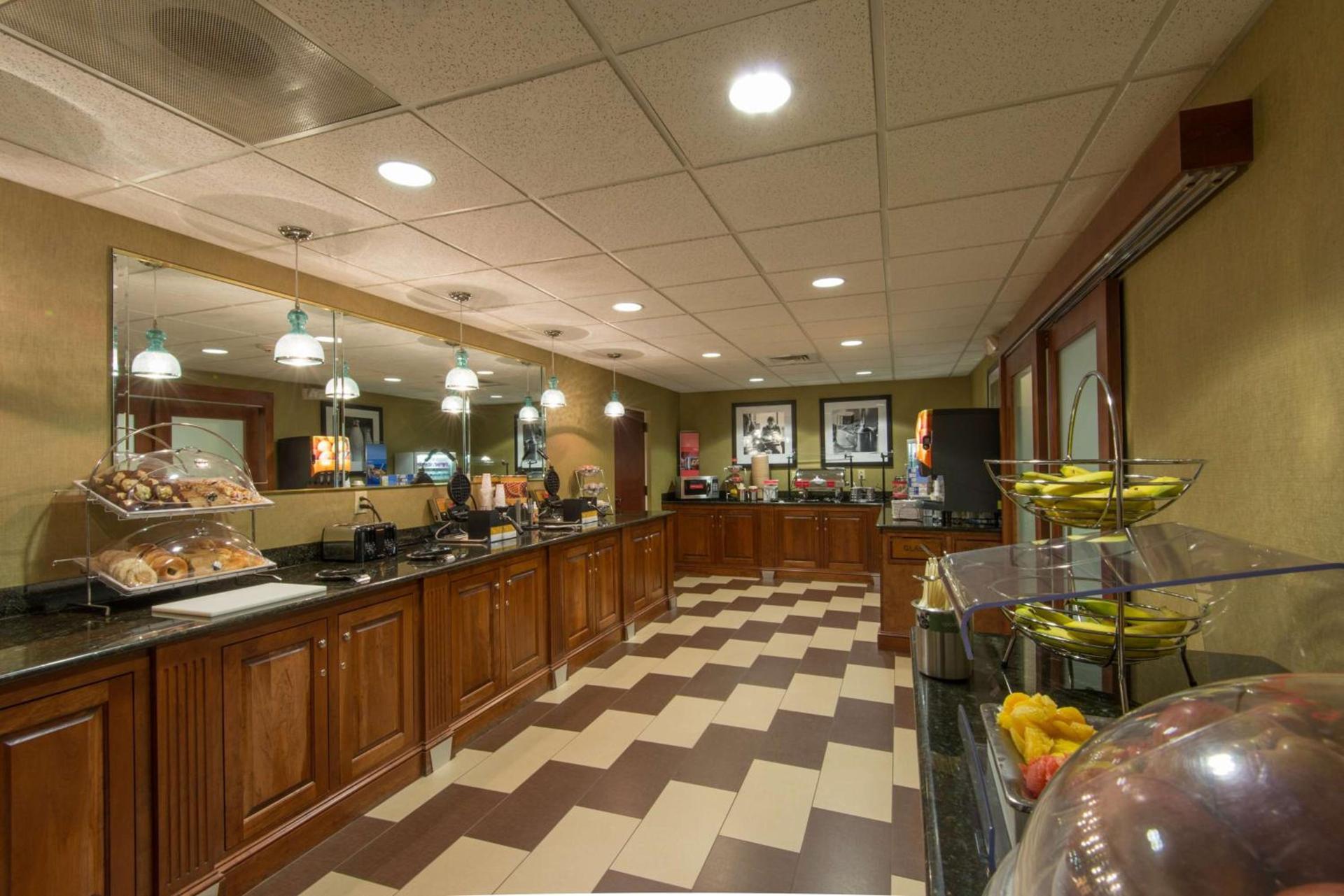 Hampton Inn Mount Airy photo 8