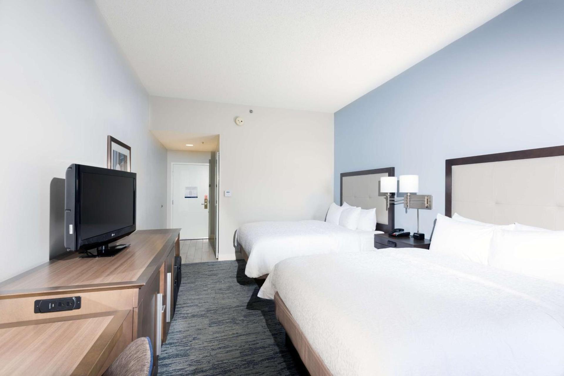 Hampton Inn Mount Airy photo 11