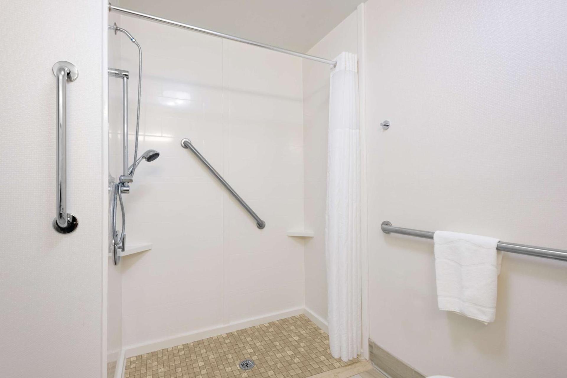 Hampton Inn Mount Airy photo 19