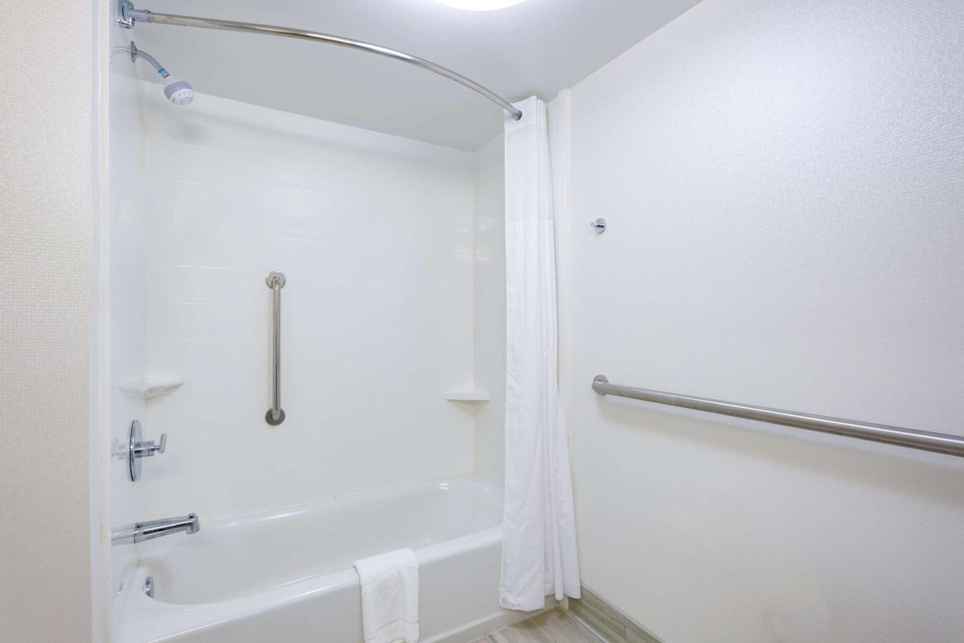 Hampton Inn Mount Airy photo 26