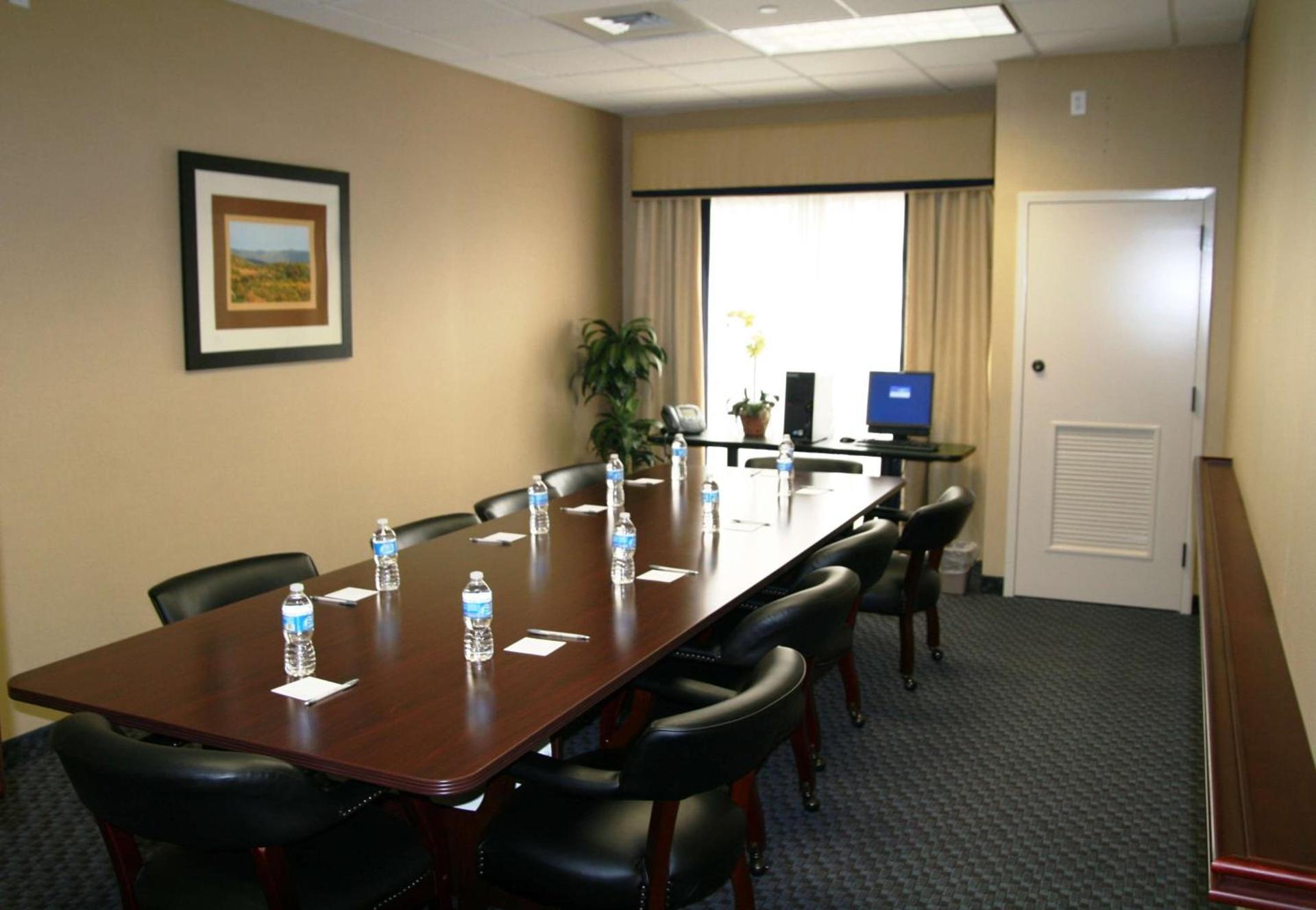 Hampton Inn Mount Airy photo 35