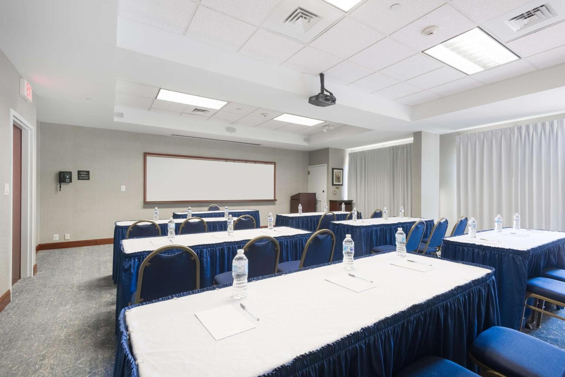 Hampton Inn Mount Airy photo 39
