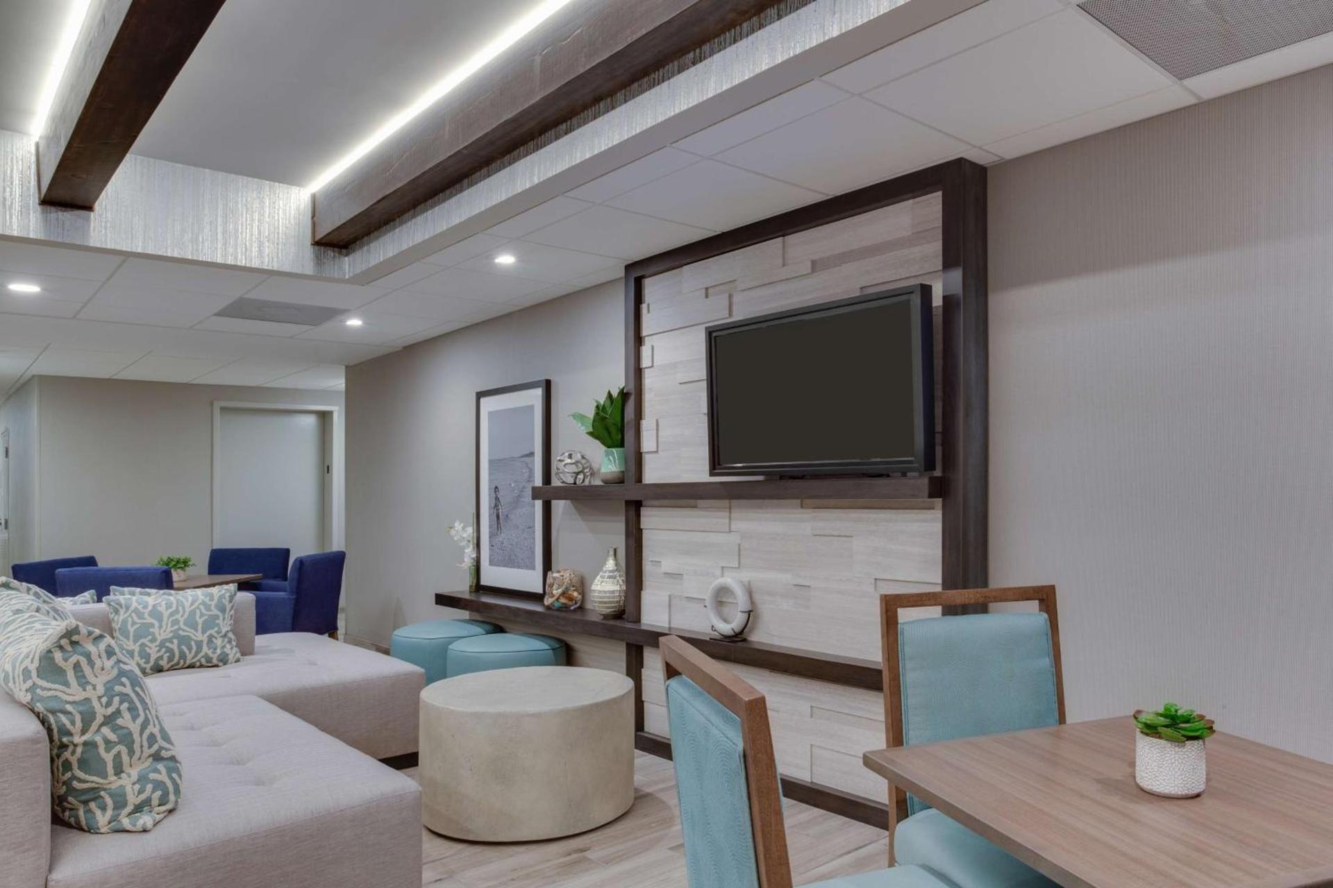 Hampton Inn Harbourgate photo 6