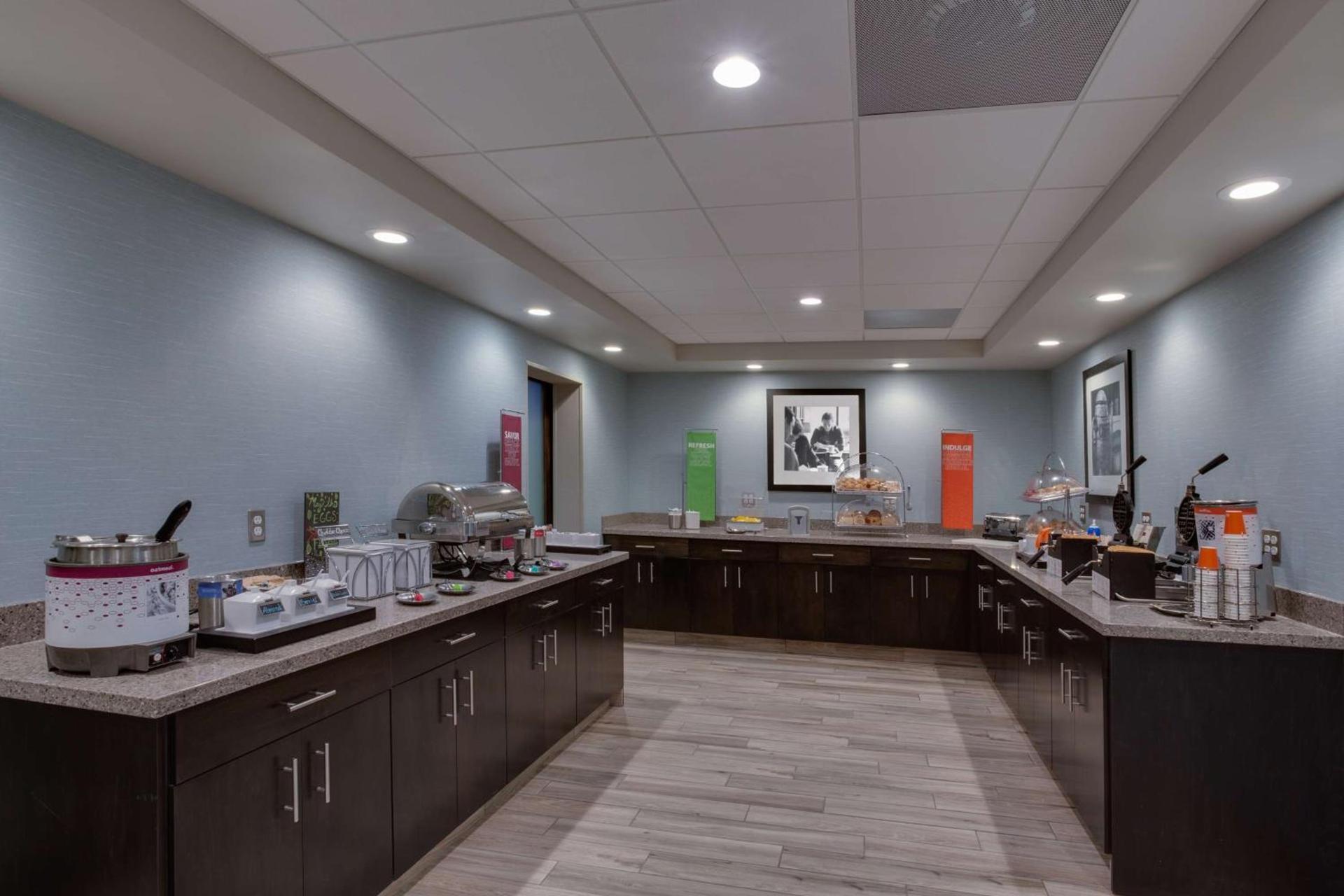 Hampton Inn Harbourgate photo 9