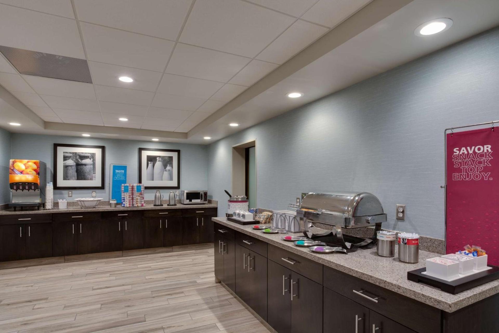Hampton Inn Harbourgate photo 10