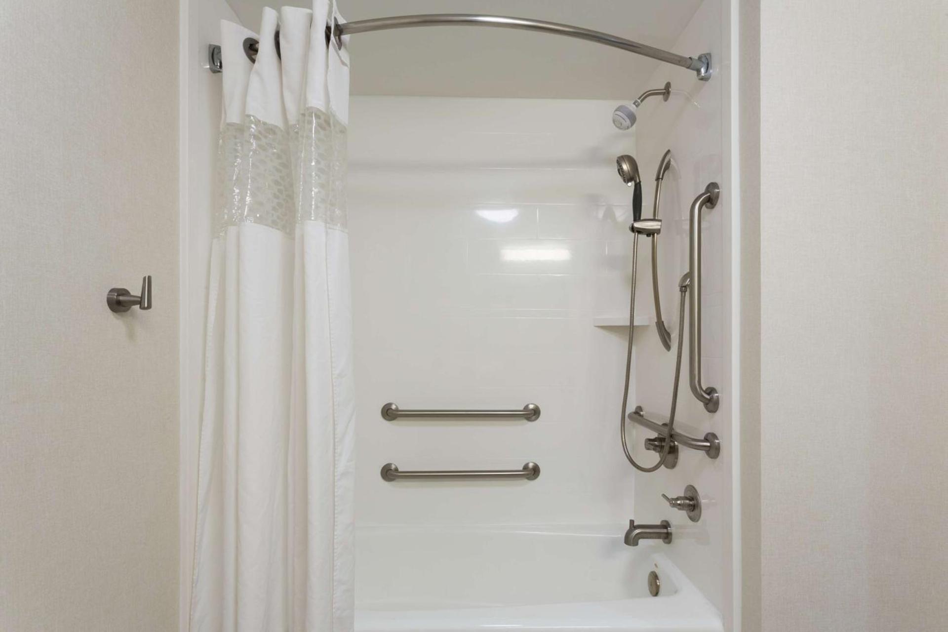 Hampton Inn Harbourgate photo 24
