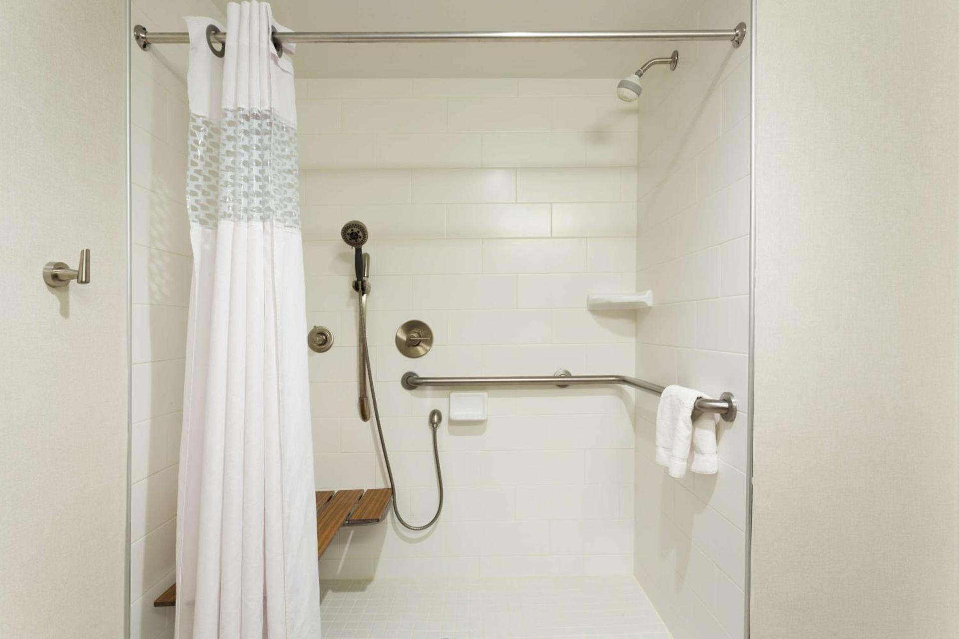 Hampton Inn Harbourgate photo 26