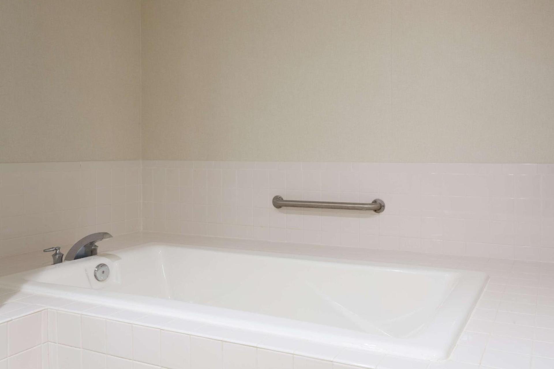 Hampton Inn Harbourgate photo 30