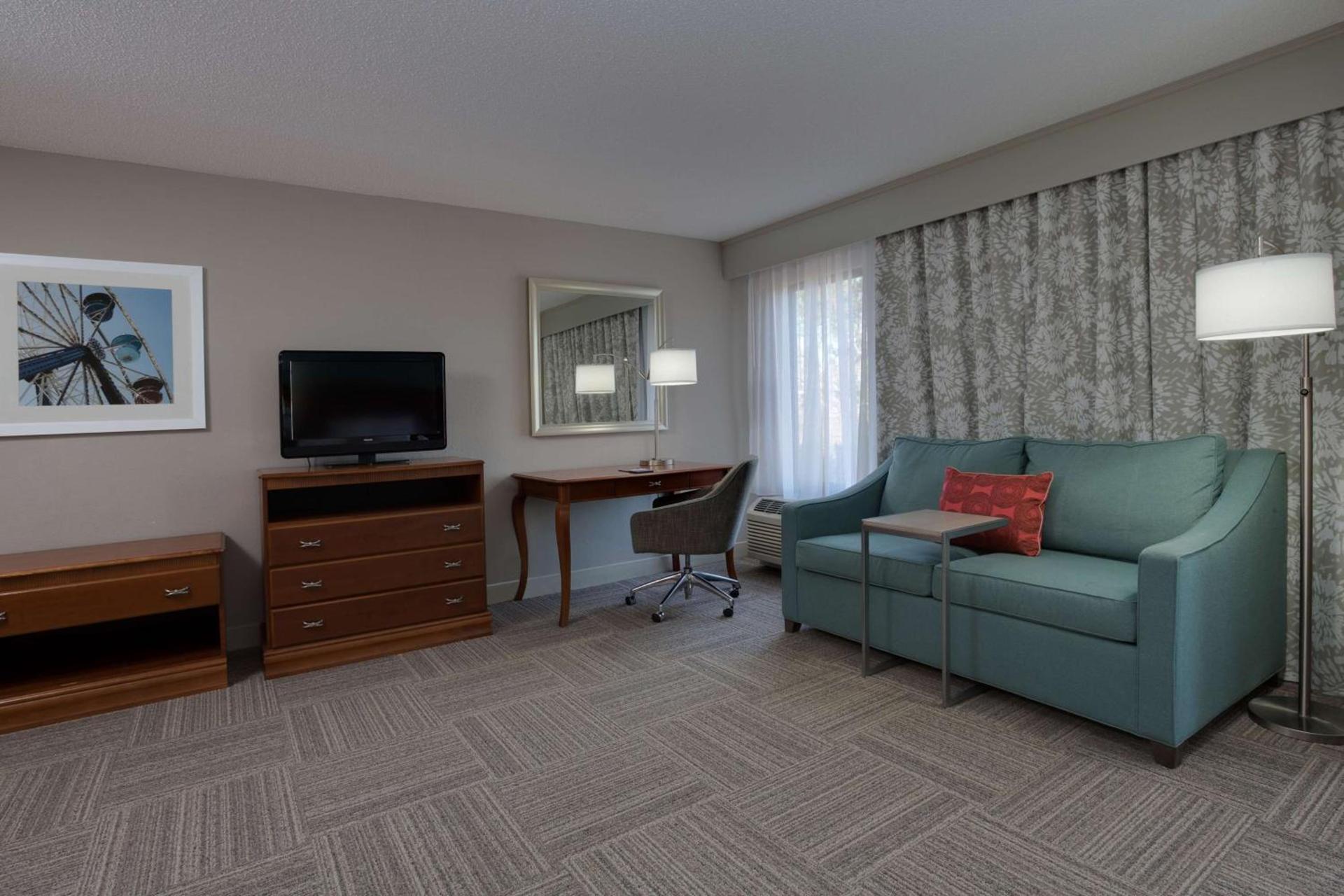 Hampton Inn Harbourgate photo 36