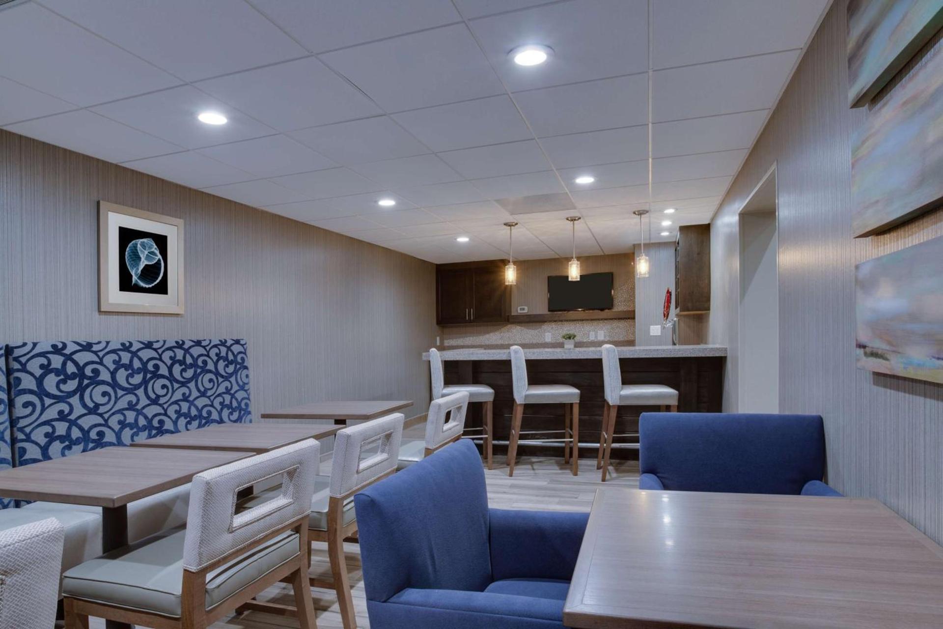 Hampton Inn Harbourgate photo 37