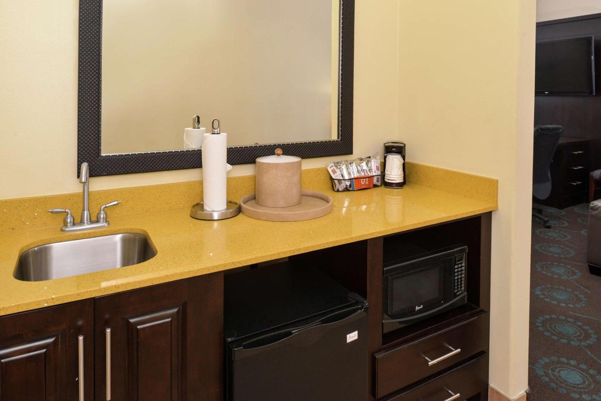 Hampton Inn Beeville photo 25