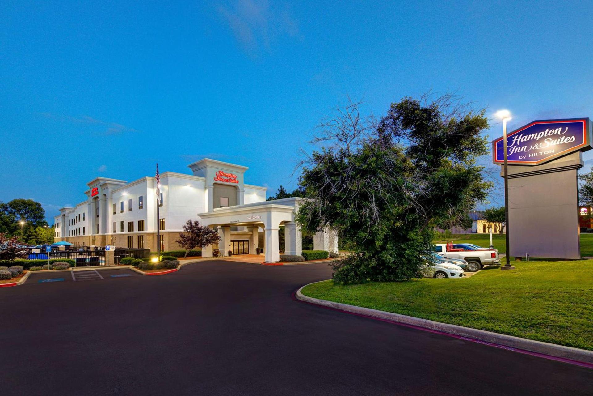 Hampton Inn & Suites Nacogdoches photo 2
