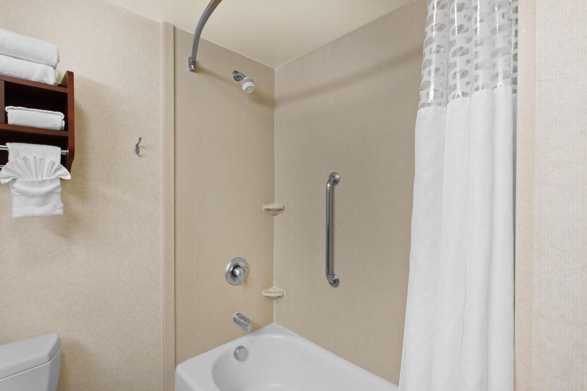Hampton Inn & Suites Oakland Airport-Alameda photo 17