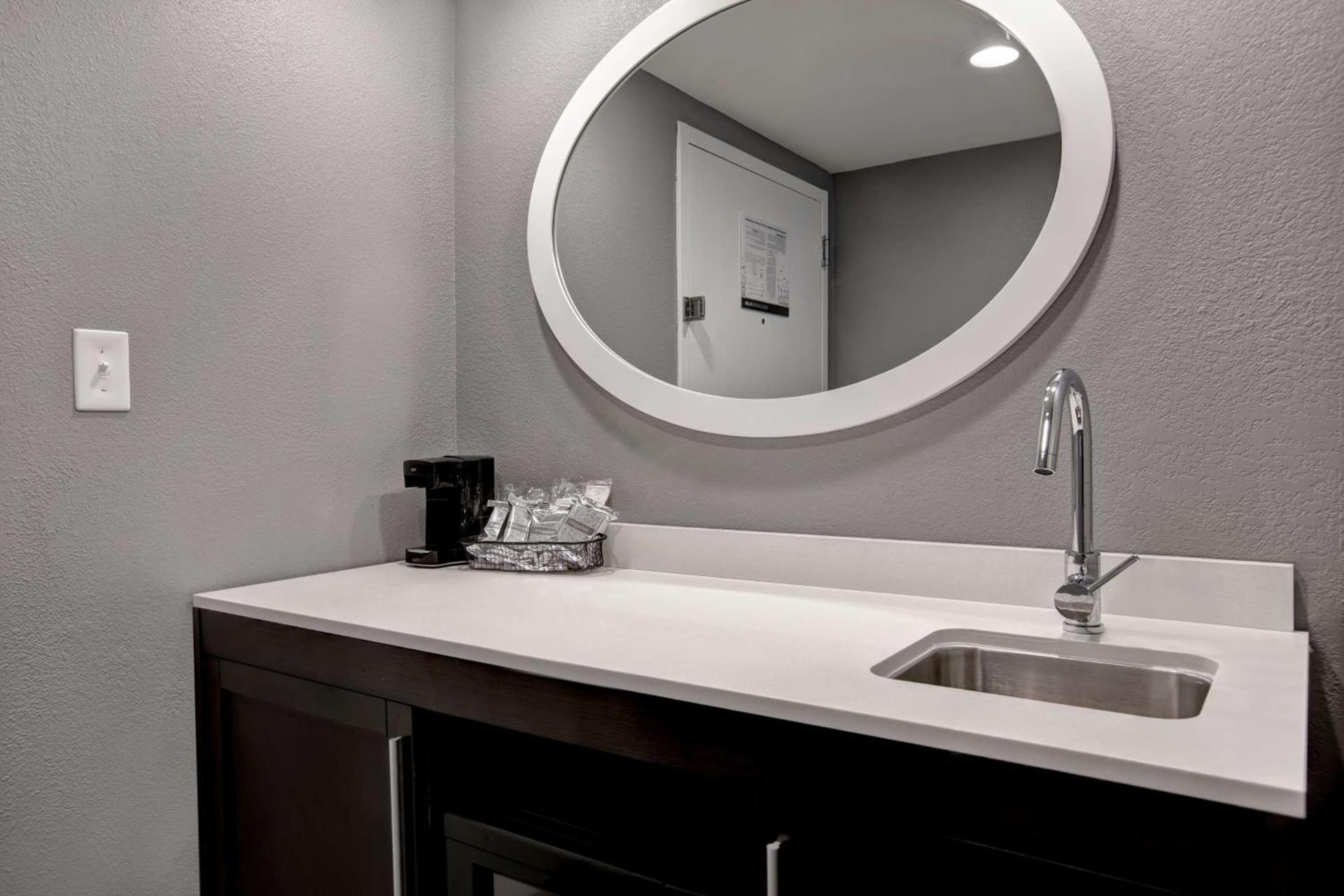 Hampton Inn Olive Branch photo 37