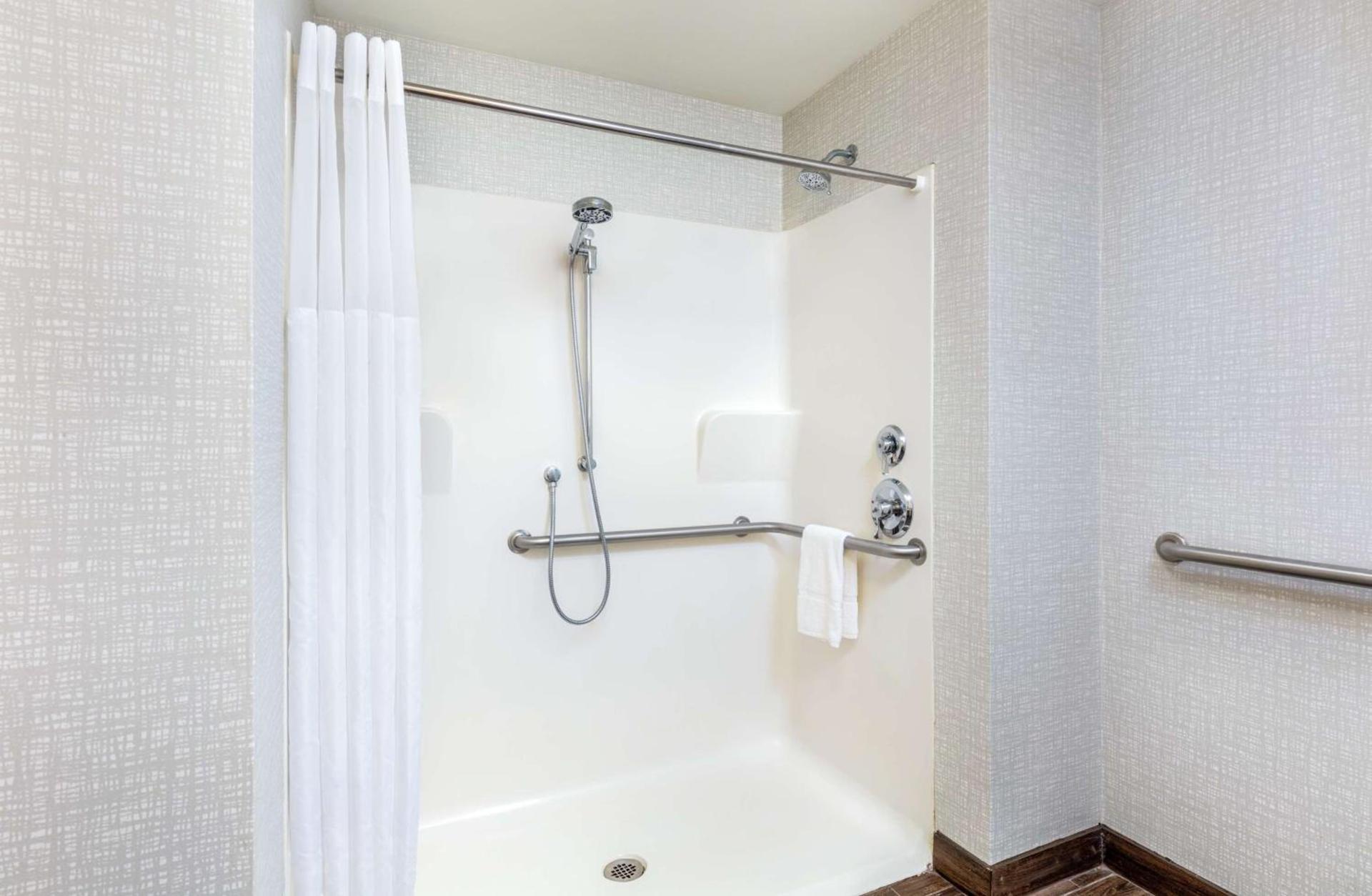 Newly Renovated Hampton Inn Omaha West Lakeside photo 23