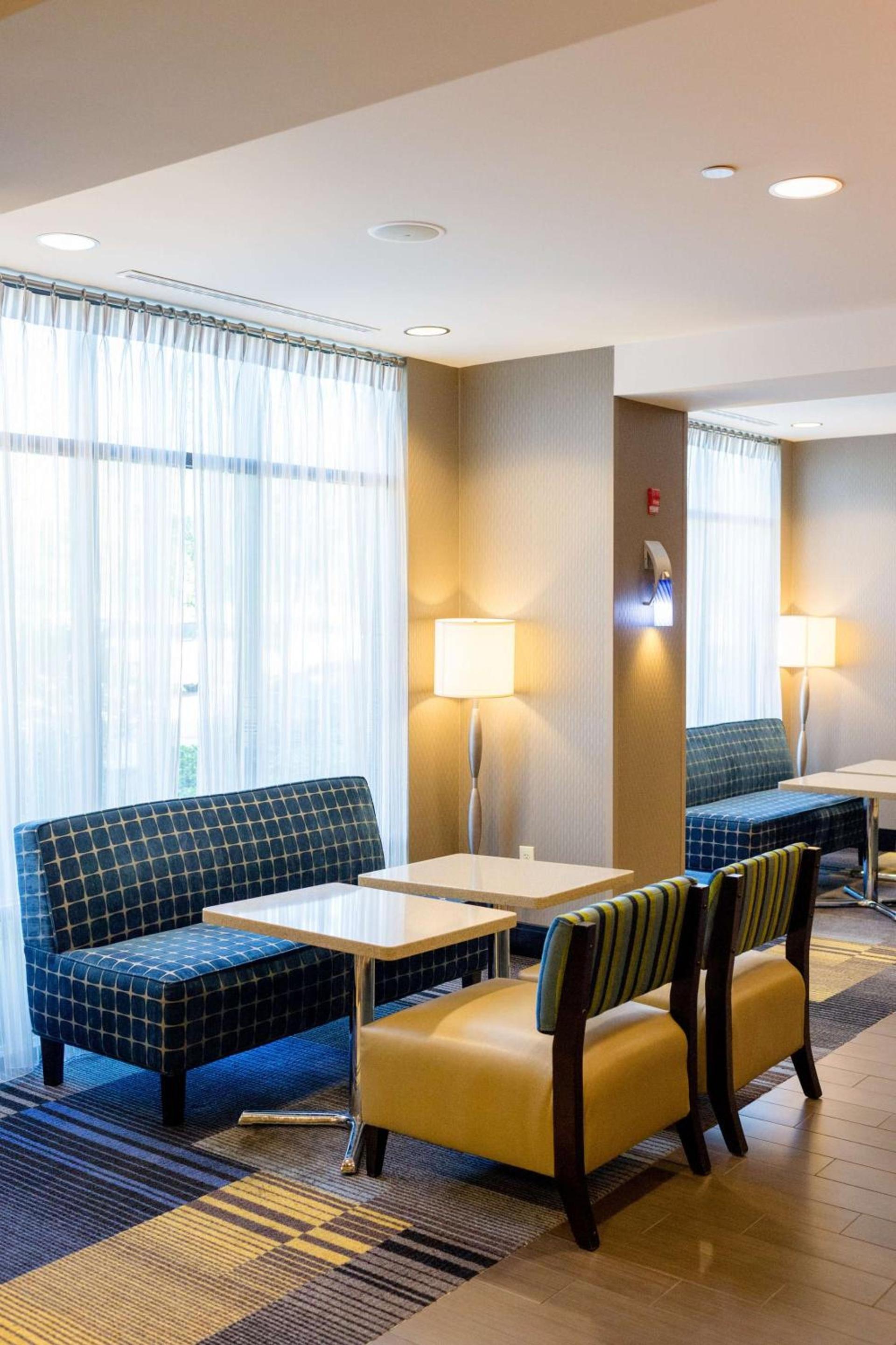 Hampton Inn Oxford/Conference Center photo 21
