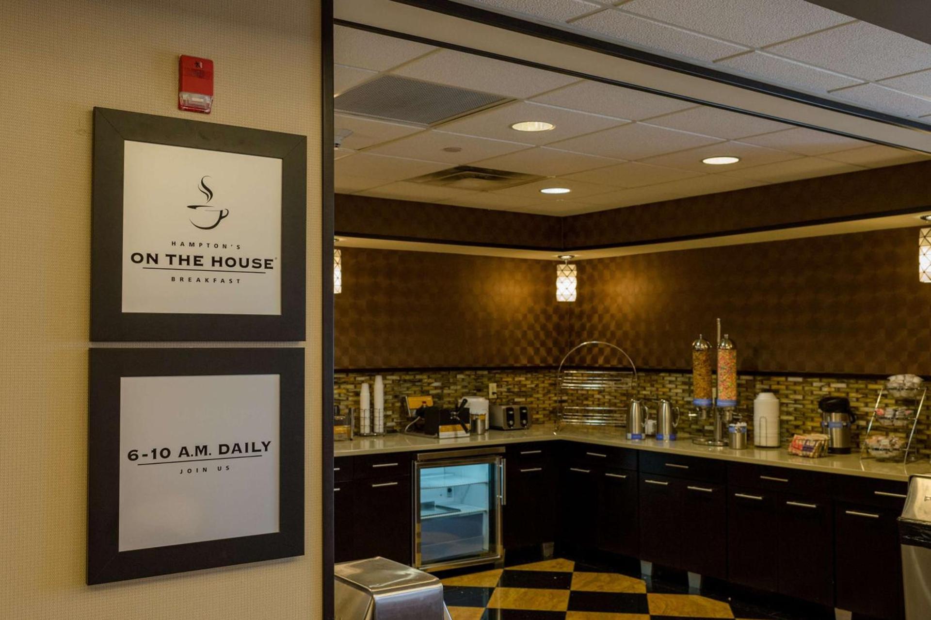 Hampton Inn Oxford-West photo 17