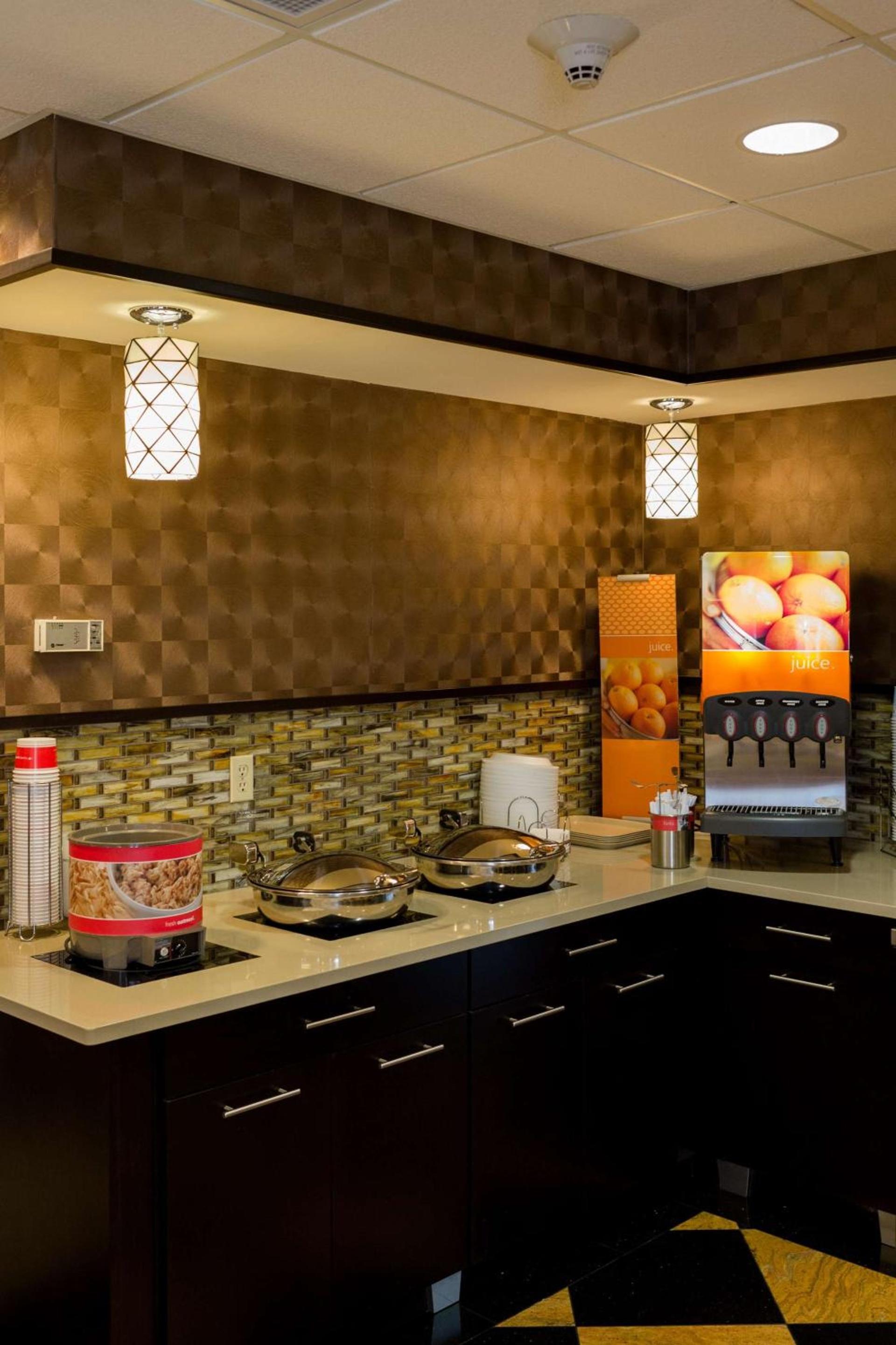 Hampton Inn Oxford-West photo 19