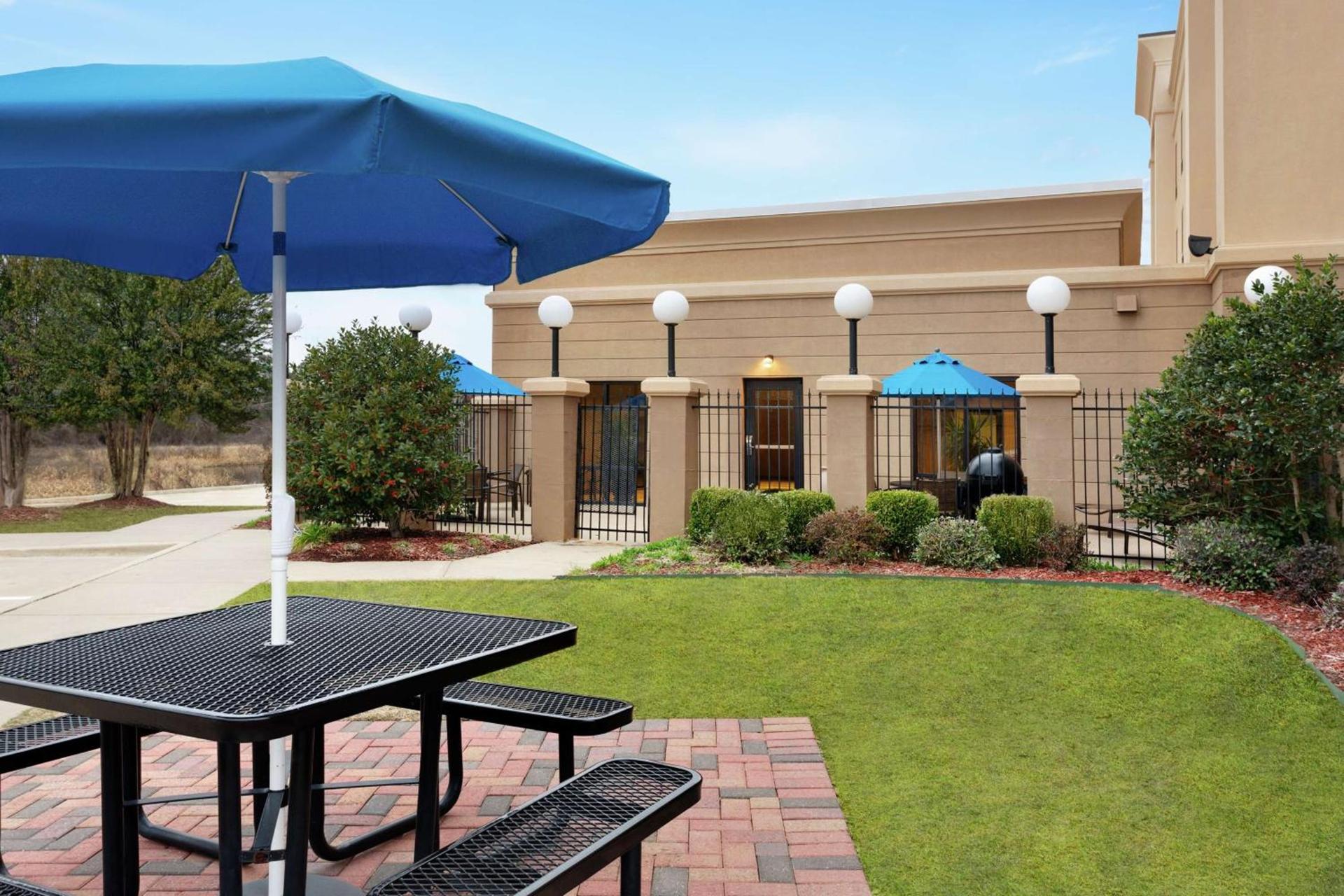Hampton Inn & Suites Pine Bluff photo 5