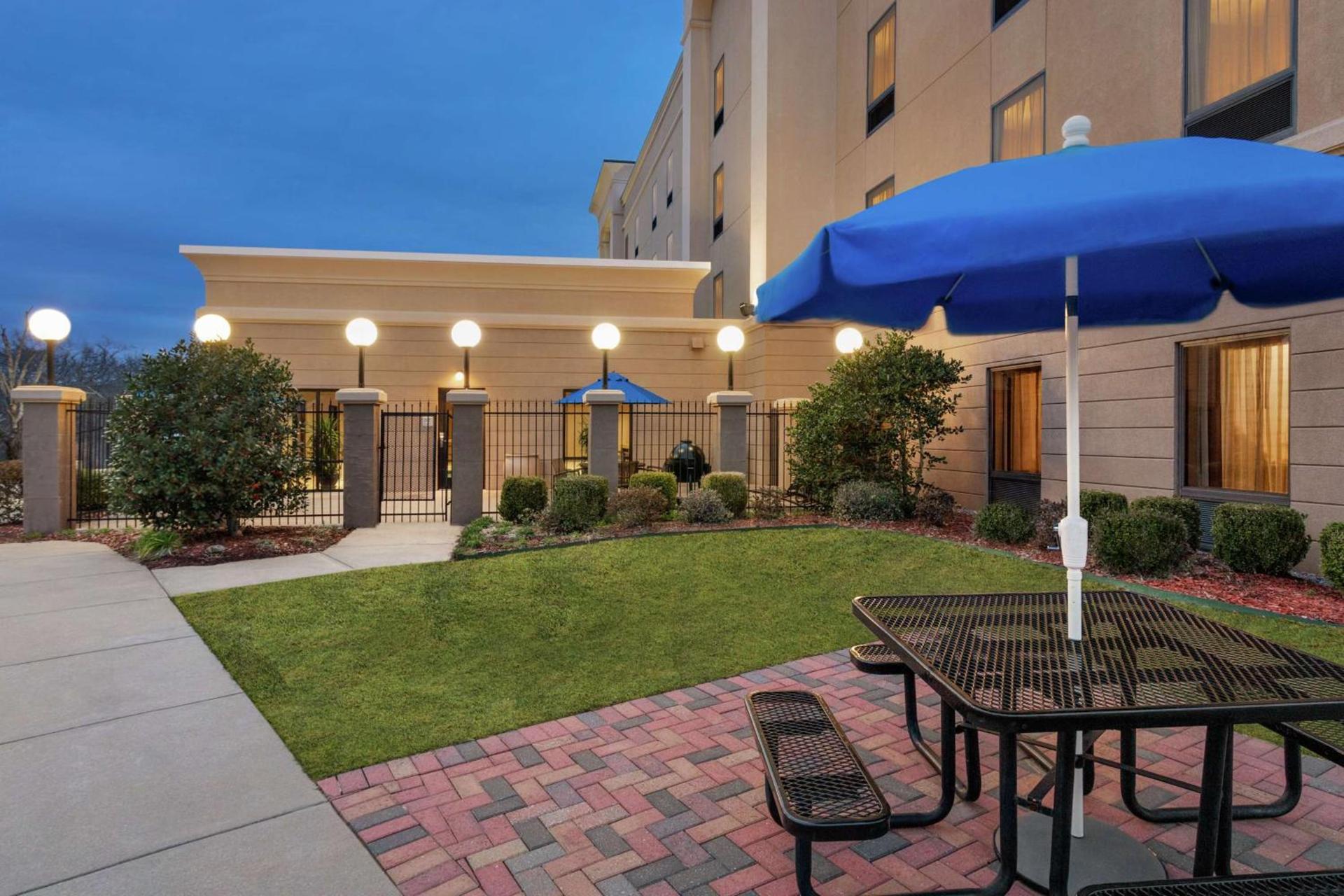 Hampton Inn & Suites Pine Bluff photo 11